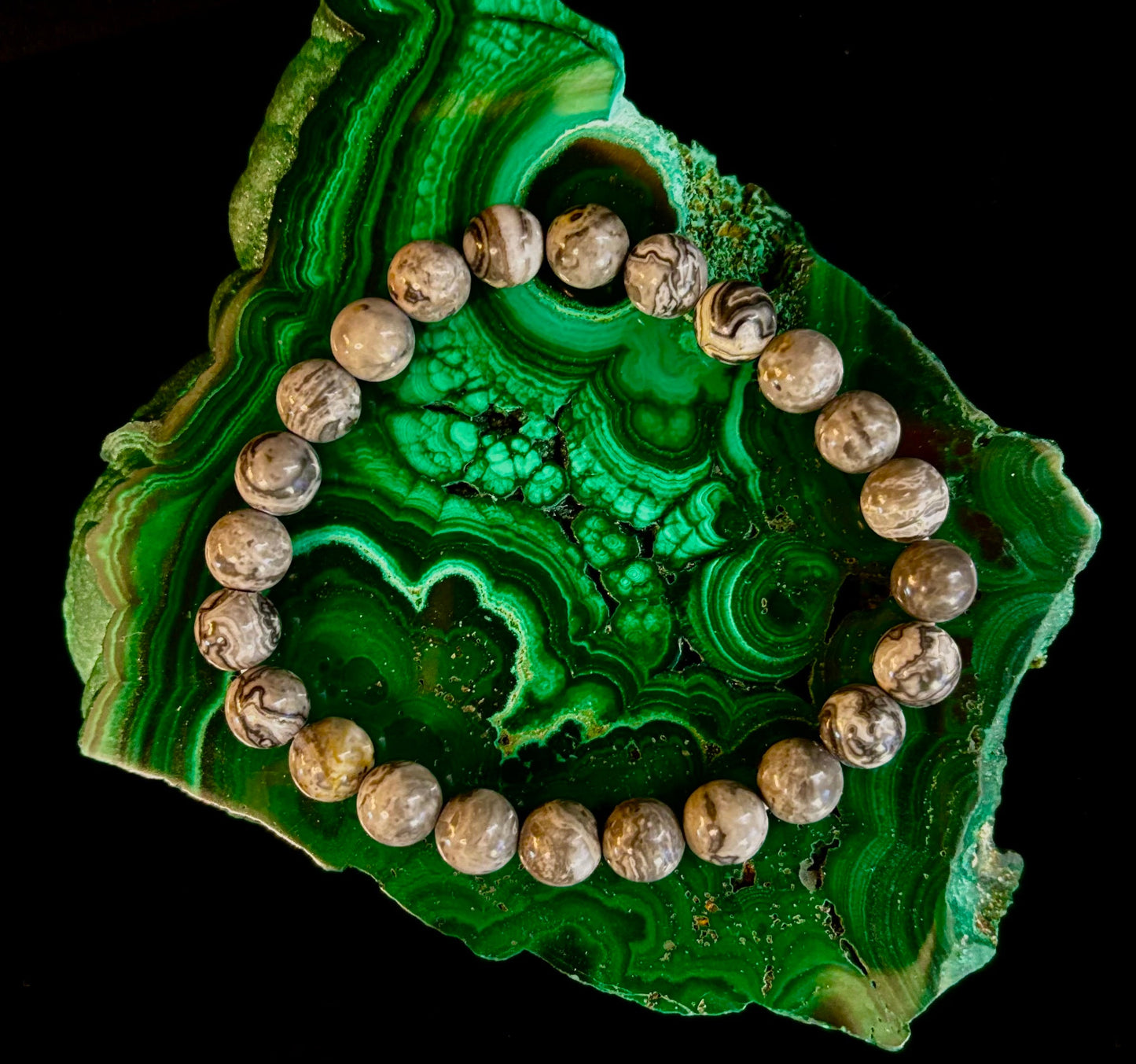Pulsera de manifestación y conexión a tierra de jaspe de encaje ondulado de 8 mm con infusión de Reiki (muñecas medianas-grandes)