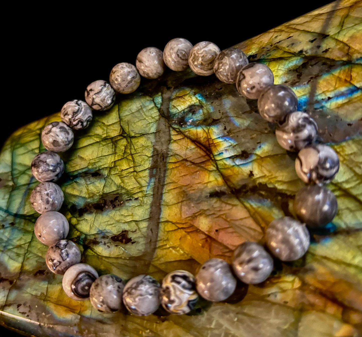Pulsera de manifestación y conexión a tierra de jaspe de encaje ondulado de 8 mm con infusión de Reiki (muñecas medianas-grandes)