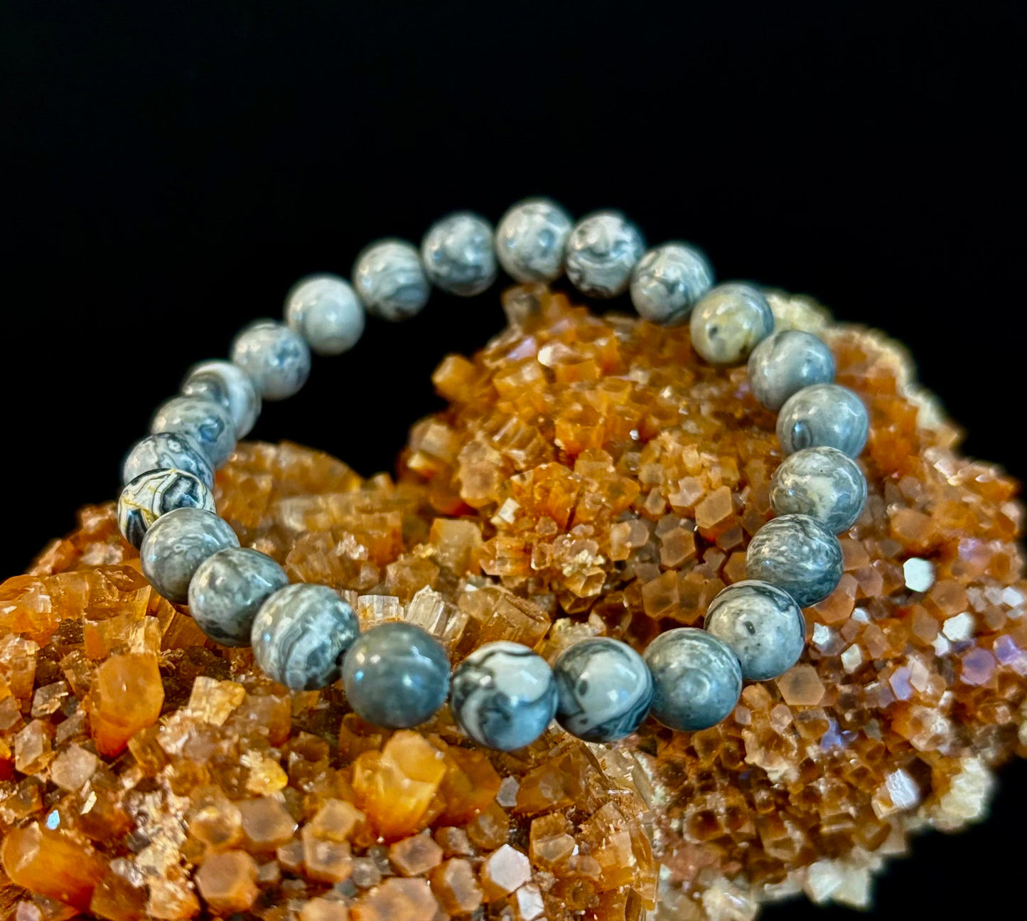 Pulsera de manifestación y conexión a tierra de jaspe de encaje ondulado de 8 mm con infusión de Reiki (muñecas medianas-grandes)