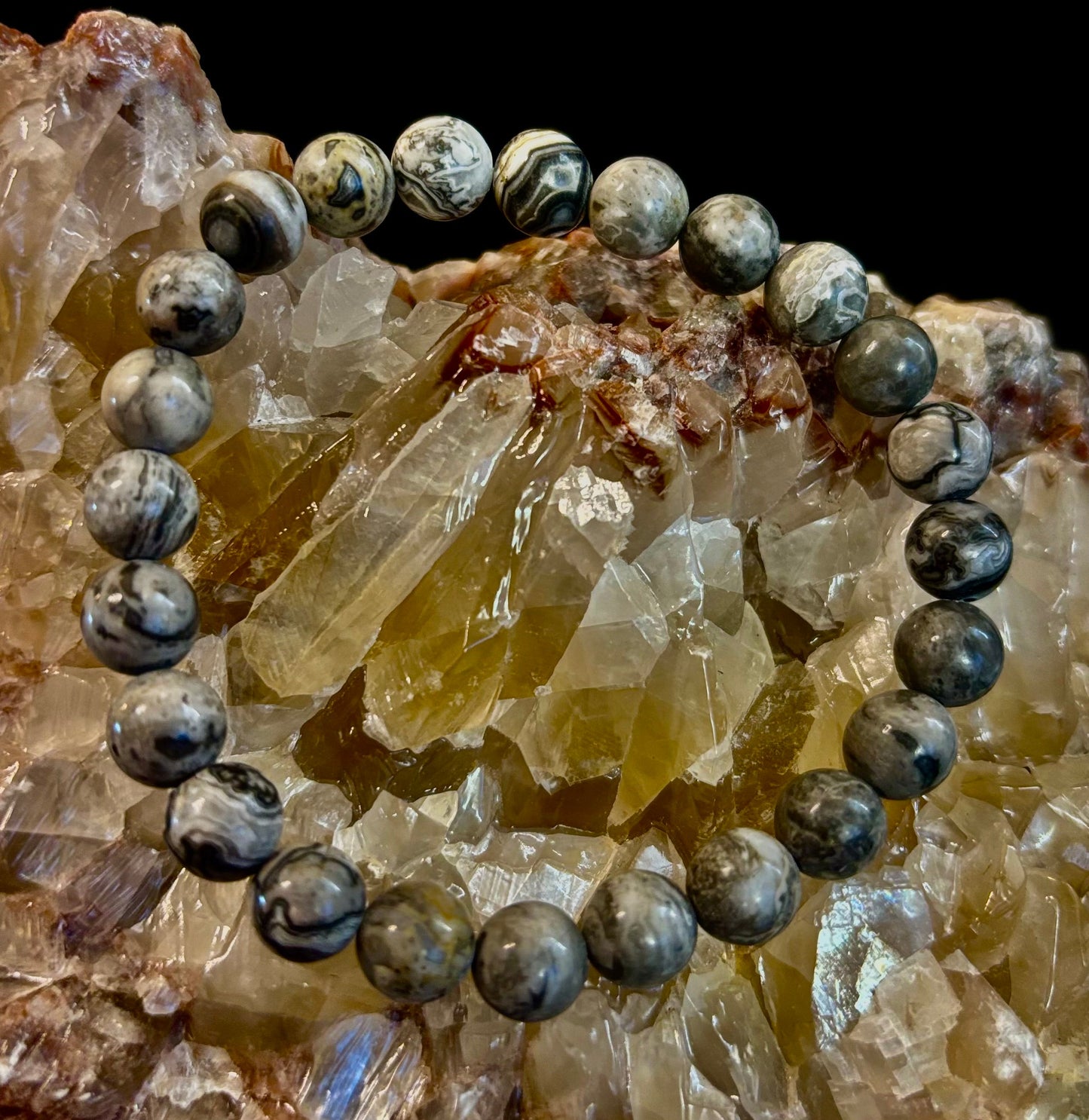 Pulsera de manifestación y conexión a tierra de jaspe de encaje ondulado de 8 mm con infusión de Reiki (muñecas medianas-grandes)
