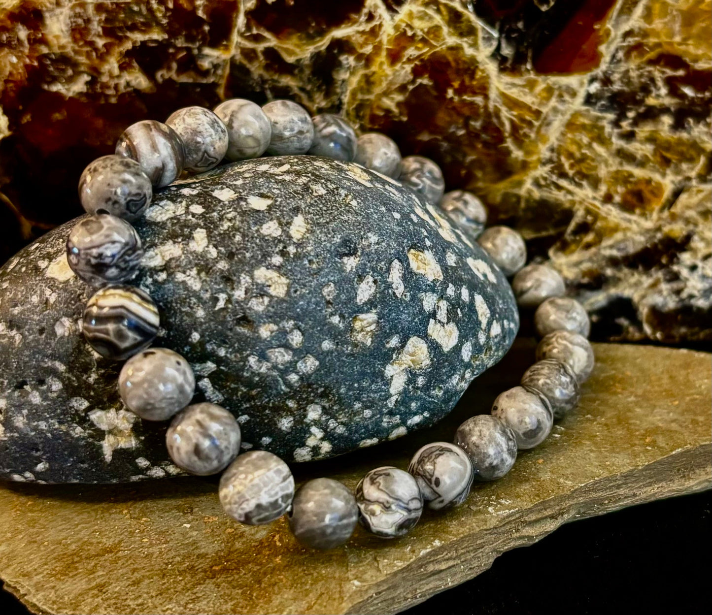Pulsera de manifestación y conexión a tierra de jaspe de encaje ondulado de 8 mm con infusión de Reiki (muñecas medianas-grandes)