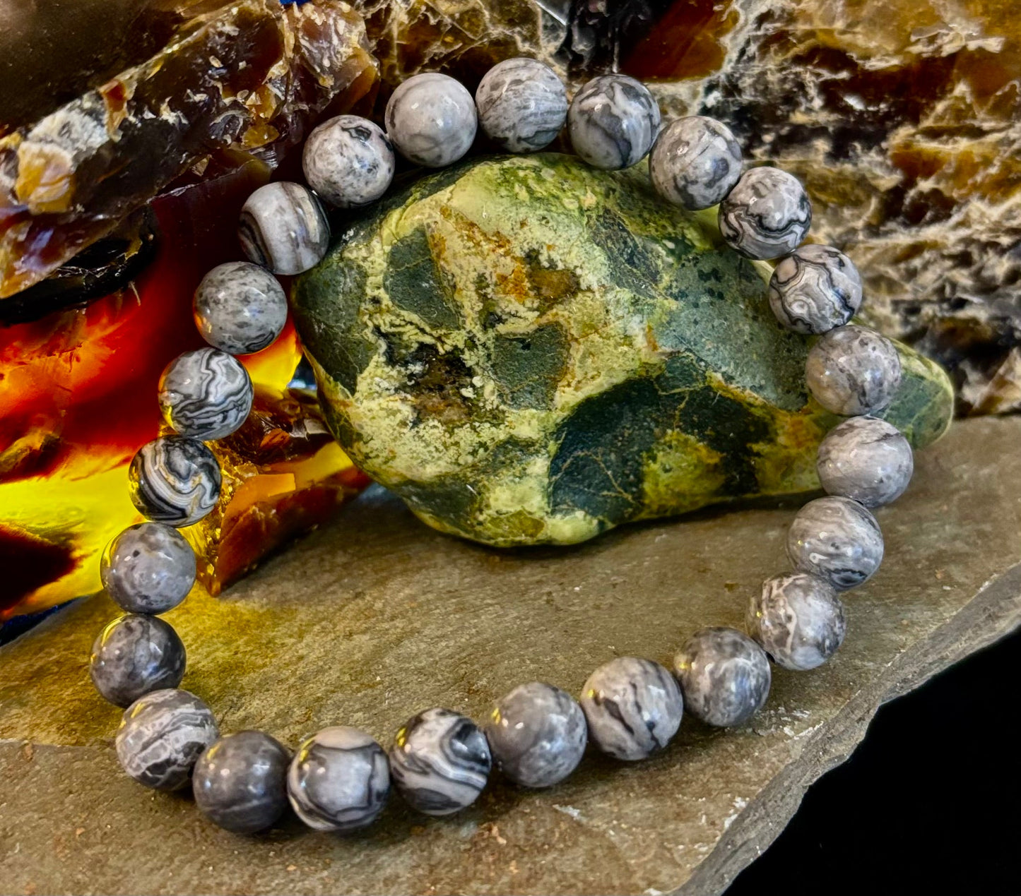 Pulsera de manifestación y conexión a tierra de jaspe de encaje ondulado de 8 mm con infusión de Reiki (muñecas medianas-grandes)