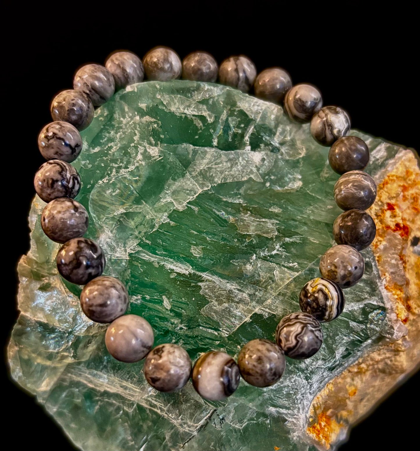 Pulsera de manifestación y conexión a tierra de jaspe de encaje ondulado de 8 mm con infusión de Reiki (muñecas medianas-grandes)