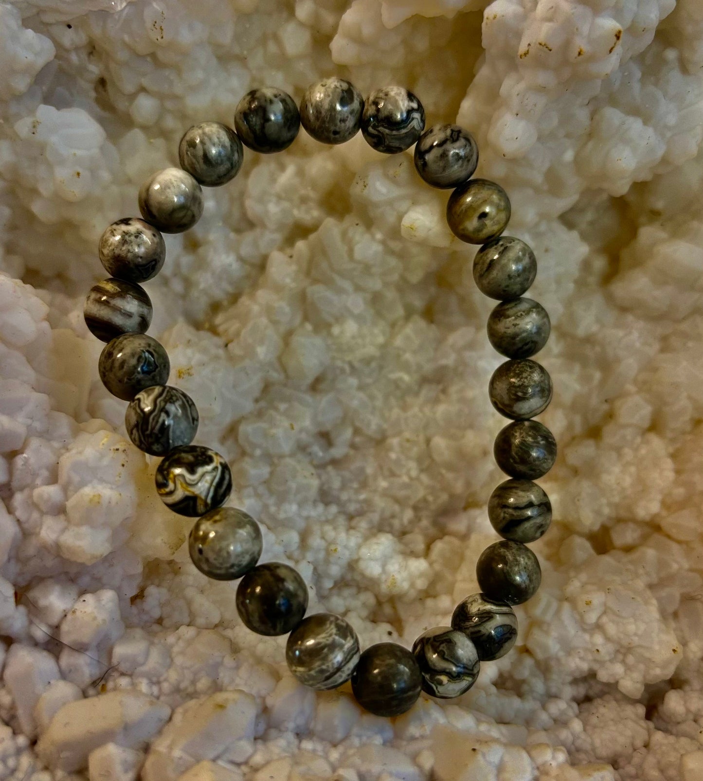 Pulsera de manifestación y conexión a tierra de jaspe de encaje ondulado de 8 mm con infusión de Reiki (muñecas medianas-grandes)