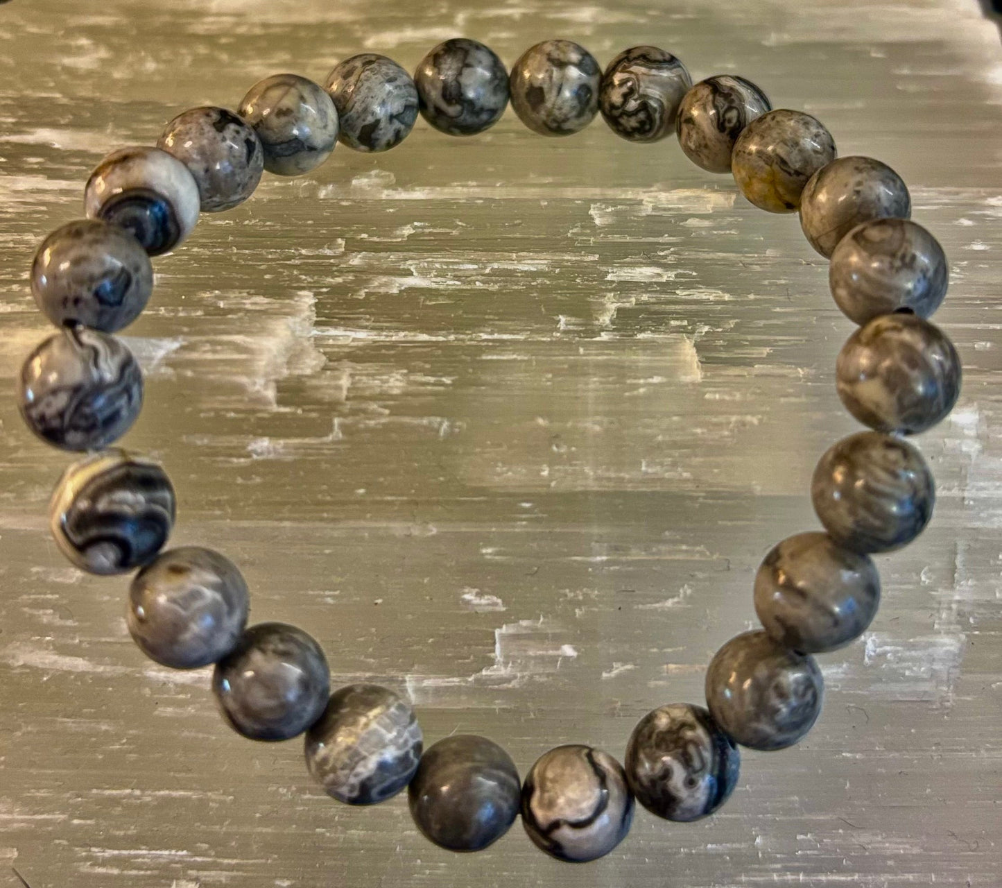 Pulsera de manifestación y conexión a tierra de jaspe de encaje ondulado de 8 mm con infusión de Reiki (muñecas medianas-grandes)