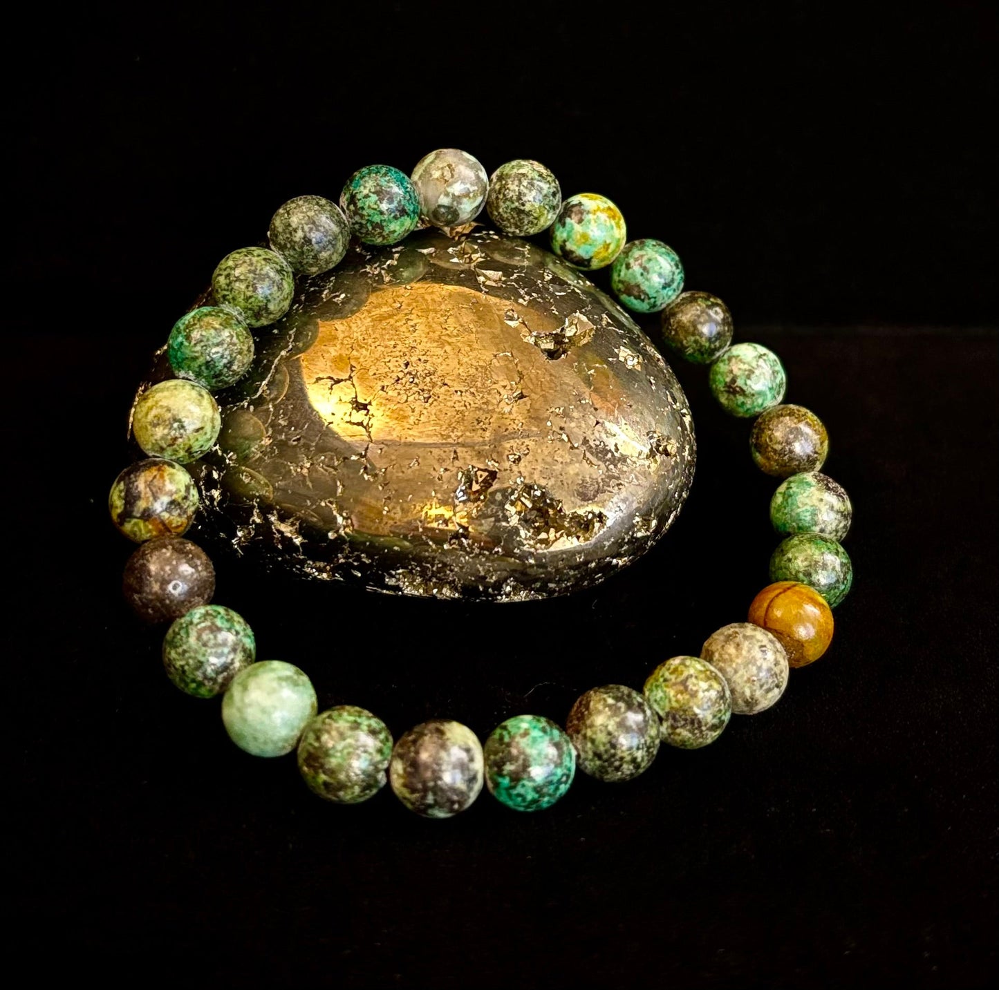 Pulsera de turquesa africana de 8 mm con infusión de reiki para el crecimiento y la manifestación (muñecas medianas-grandes)