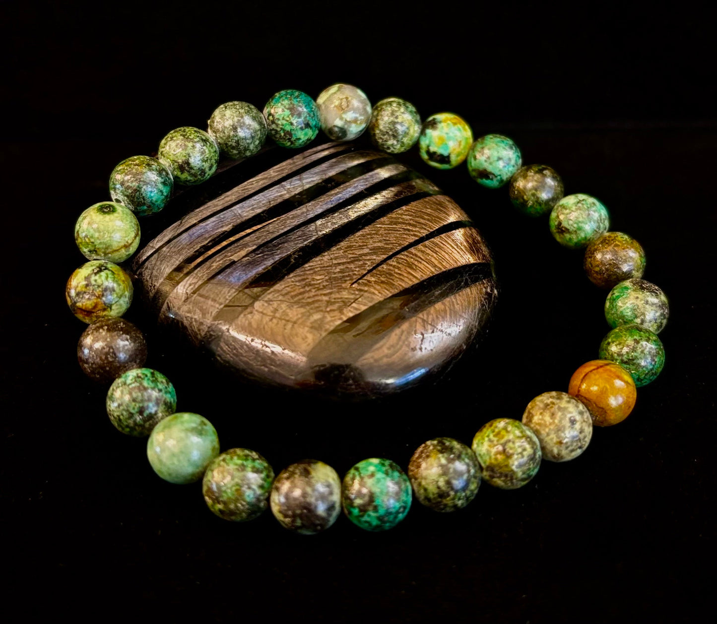 Pulsera de turquesa africana de 8 mm con infusión de reiki para el crecimiento y la manifestación (muñecas medianas-grandes)