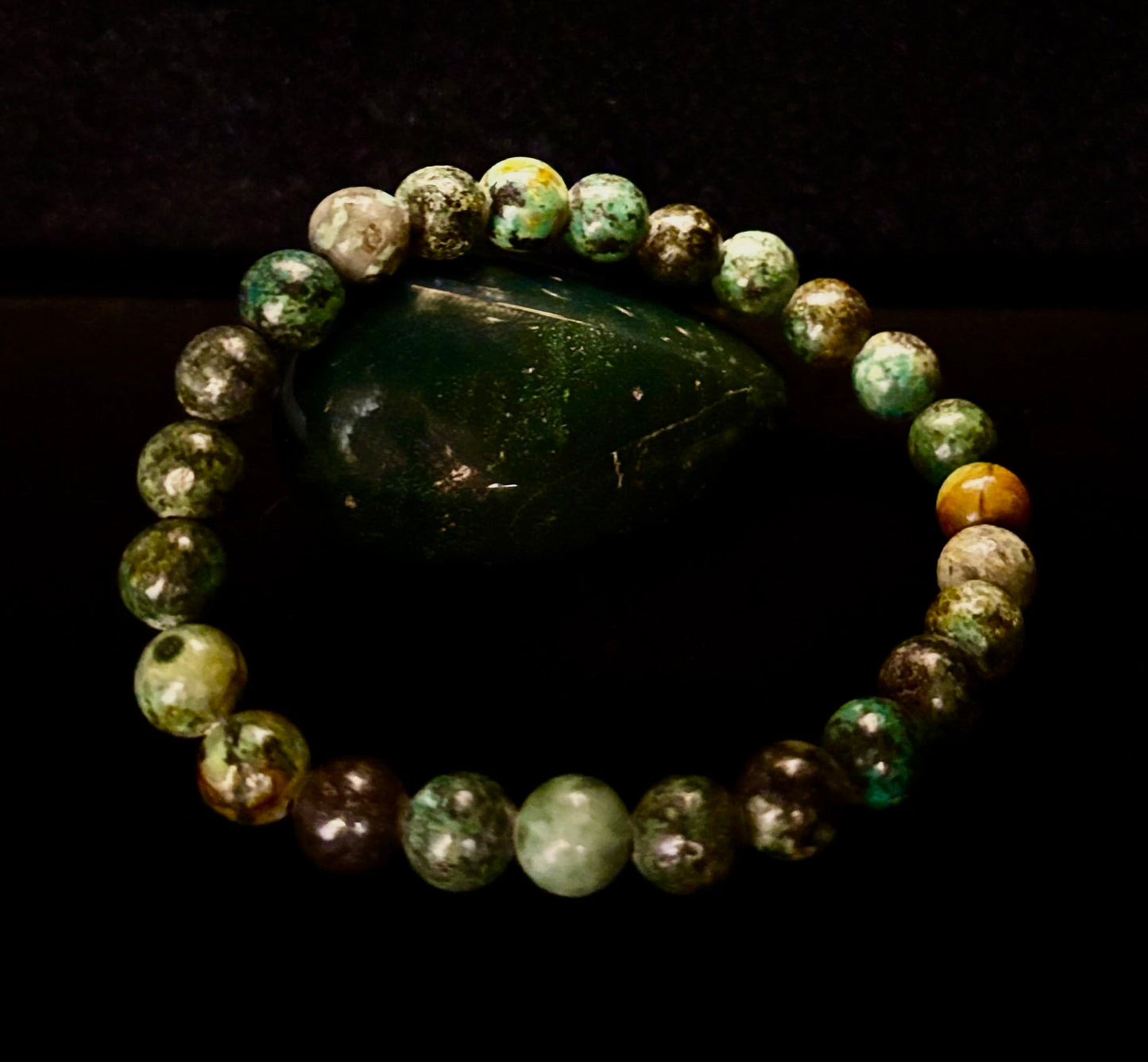 Pulsera de turquesa africana de 8 mm con infusión de reiki para el crecimiento y la manifestación (muñecas medianas-grandes)