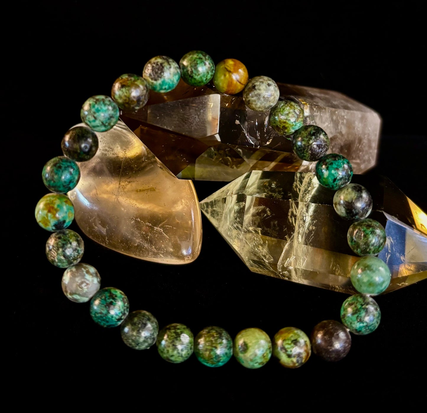 Pulsera de turquesa africana de 8 mm con infusión de reiki para el crecimiento y la manifestación (muñecas medianas-grandes)