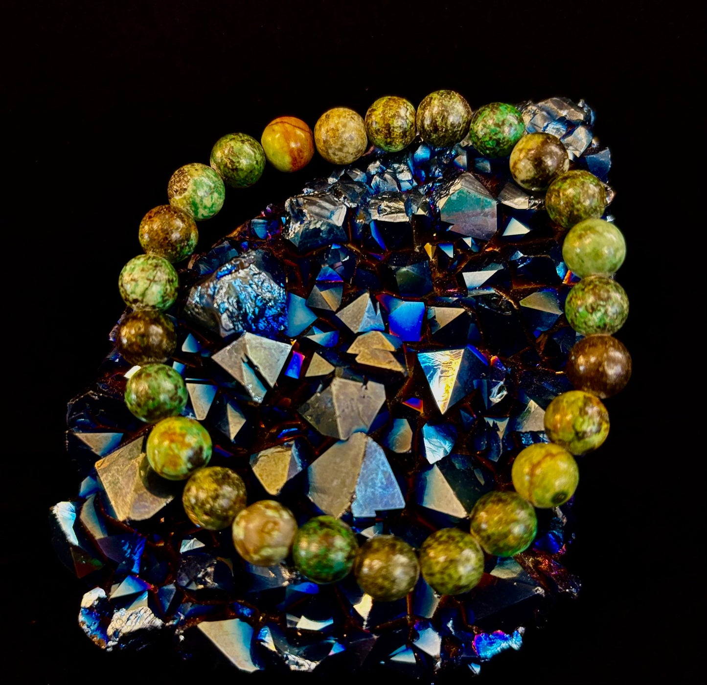 Pulsera de turquesa africana de 8 mm con infusión de reiki para el crecimiento y la manifestación (muñecas medianas-grandes)