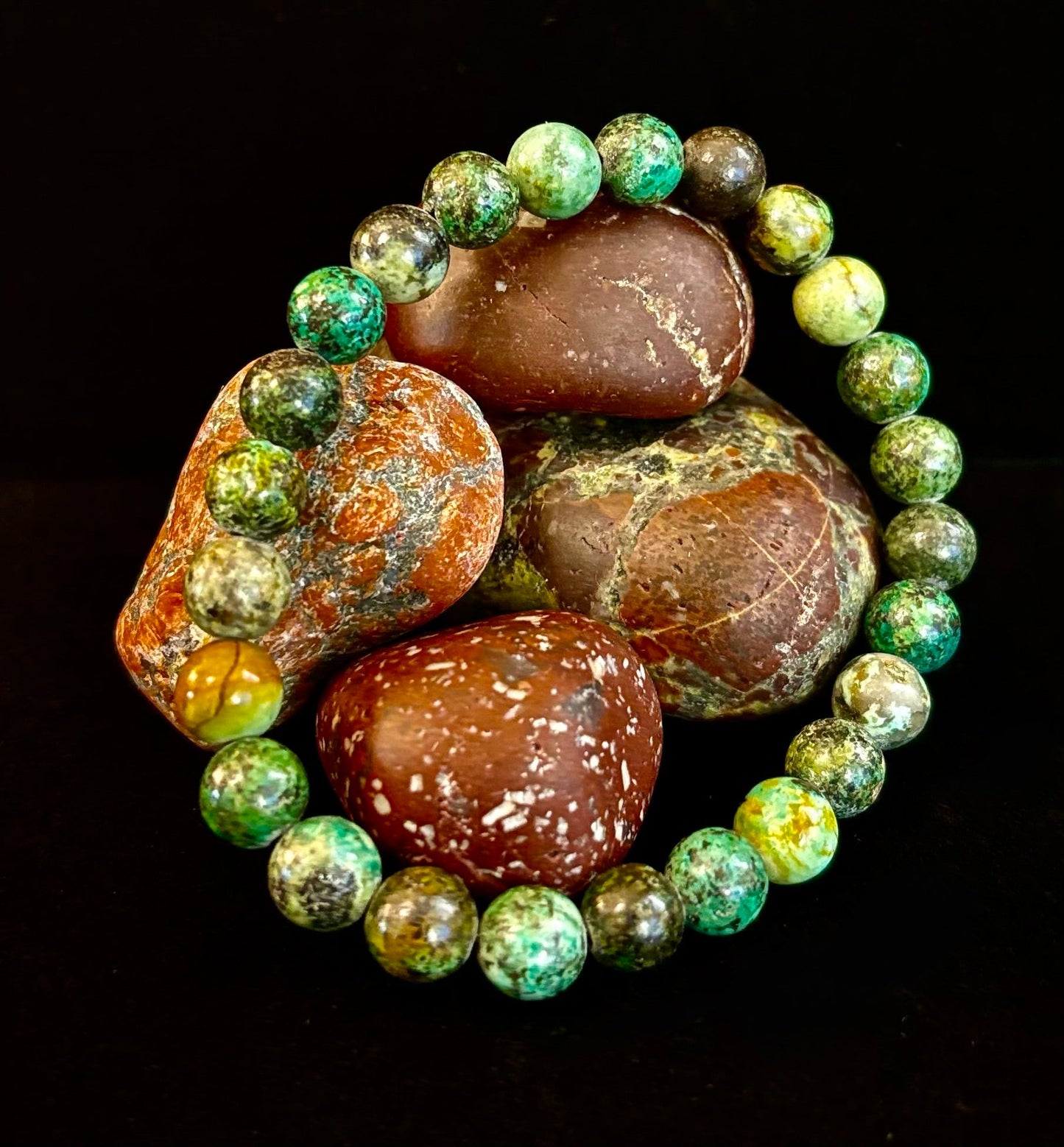 Pulsera de turquesa africana de 8 mm con infusión de reiki para el crecimiento y la manifestación (muñecas medianas-grandes)