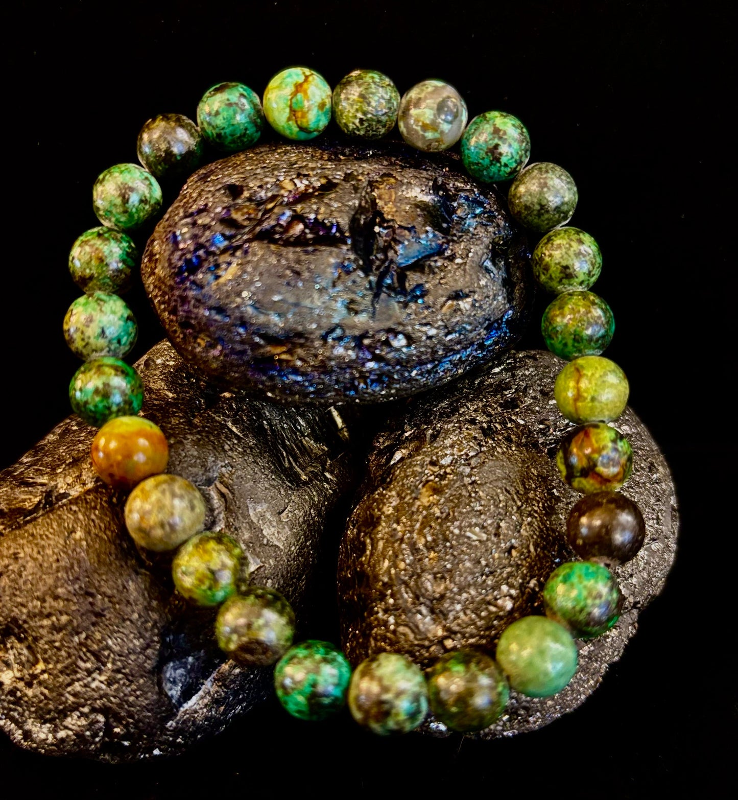 Pulsera de turquesa africana de 8 mm con infusión de reiki para el crecimiento y la manifestación (muñecas medianas-grandes)