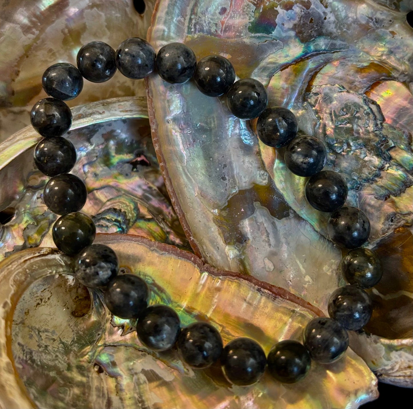 Pulsera de Larvikita de 8 mm Infundida con Reiki para Protección y Manifestación (Muñecas Medianas-Grandes)
