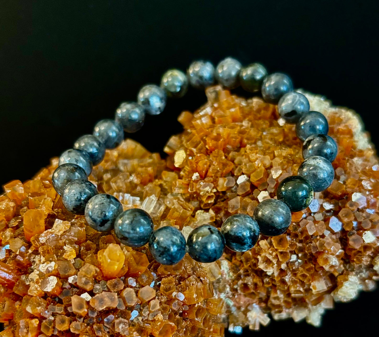 Pulsera de Larvikita de 8 mm Infundida con Reiki para Protección y Manifestación (Muñecas Medianas-Grandes)