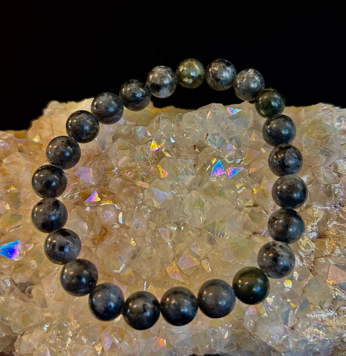 Pulsera de Larvikita de 8 mm Infundida con Reiki para Protección y Manifestación (Muñecas Medianas-Grandes)