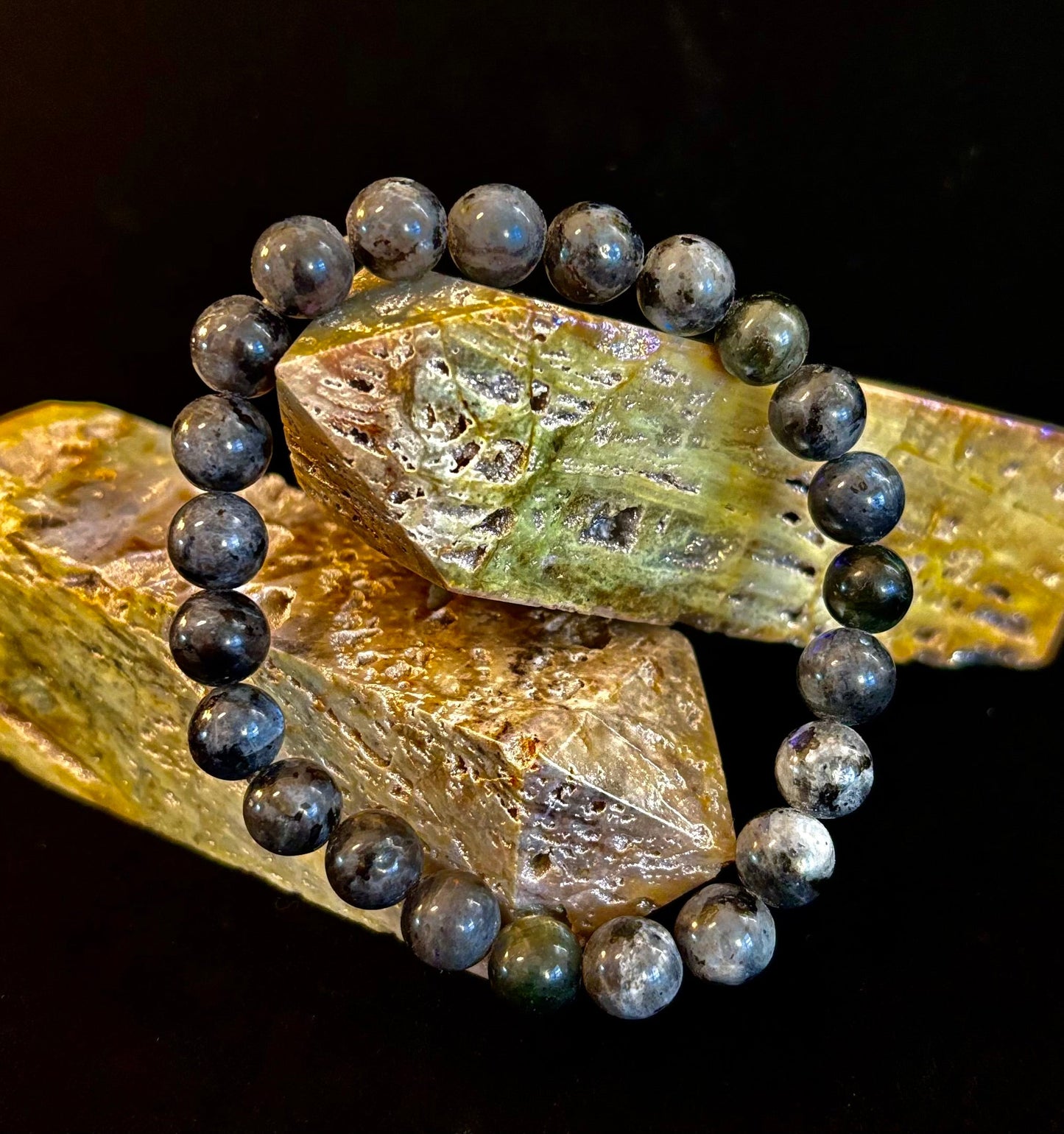 Pulsera de Larvikita de 8 mm Infundida con Reiki para Protección y Manifestación (Muñecas Medianas-Grandes)