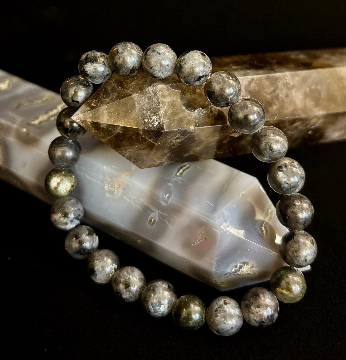 Pulsera de Larvikita de 8 mm Infundida con Reiki para Protección y Manifestación (Muñecas Medianas-Grandes)