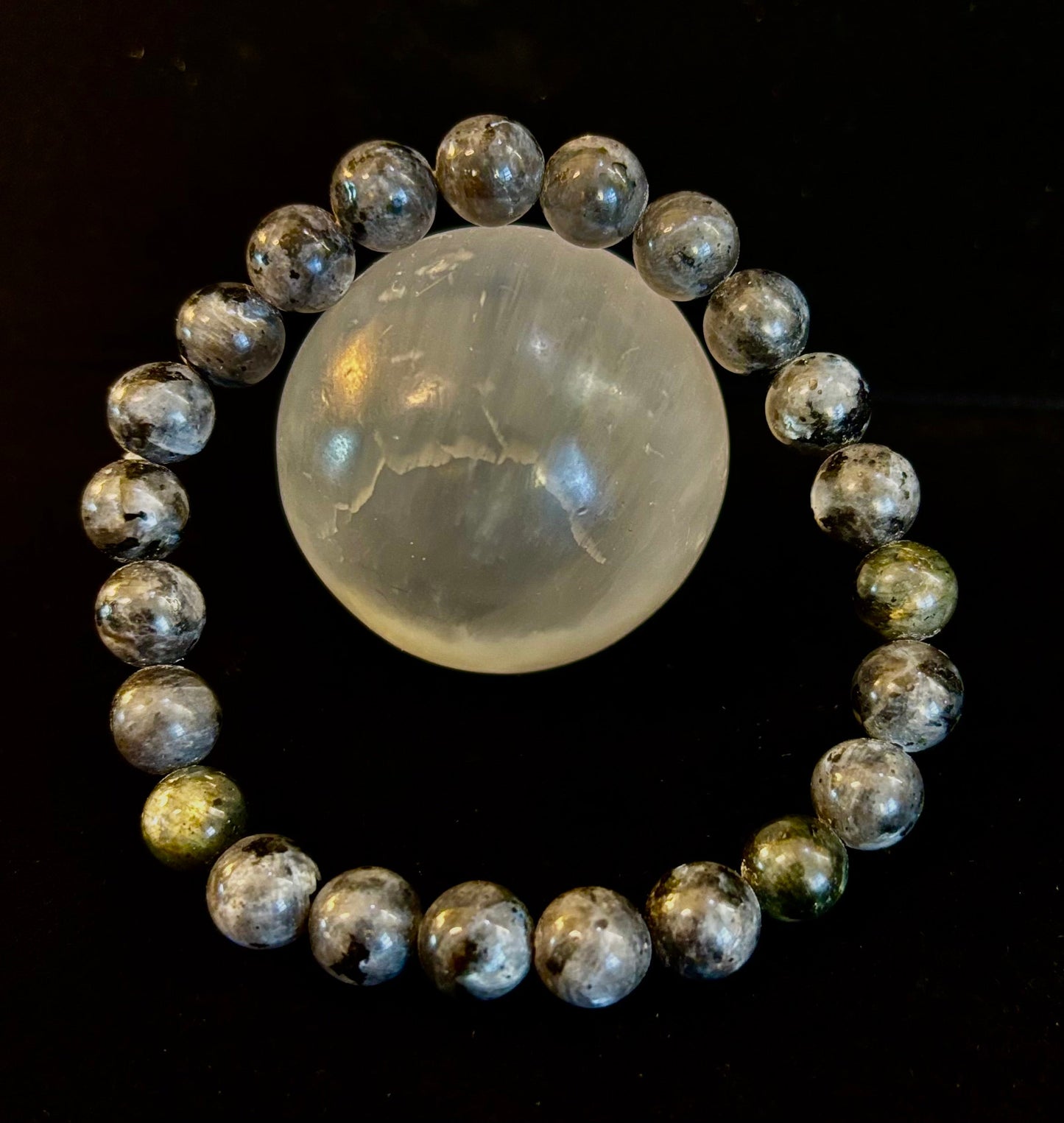 Pulsera de Larvikita de 8 mm Infundida con Reiki para Protección y Manifestación (Muñecas Medianas-Grandes)