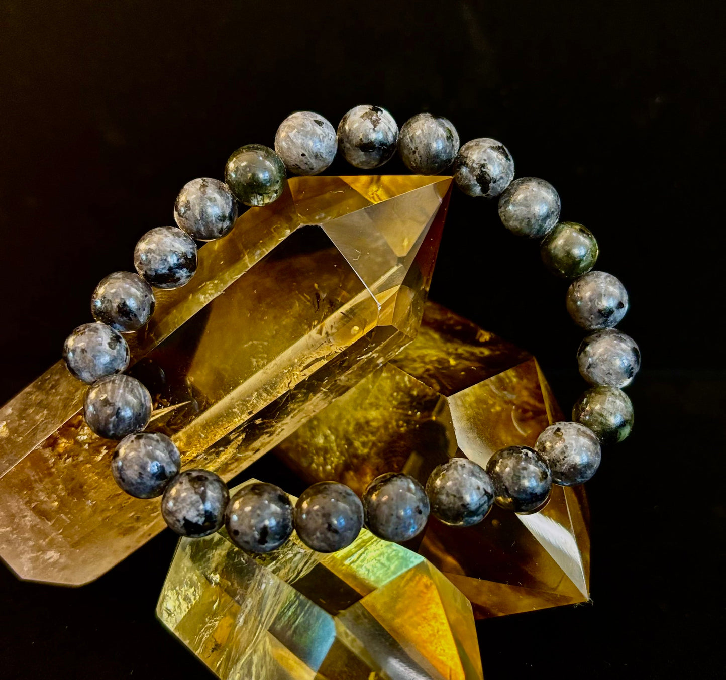 Pulsera de Larvikita de 8 mm Infundida con Reiki para Protección y Manifestación (Muñecas Medianas-Grandes)