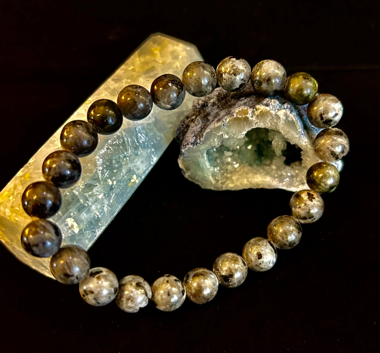 Pulsera de Larvikita de 8 mm Infundida con Reiki para Protección y Manifestación (Muñecas Medianas-Grandes)