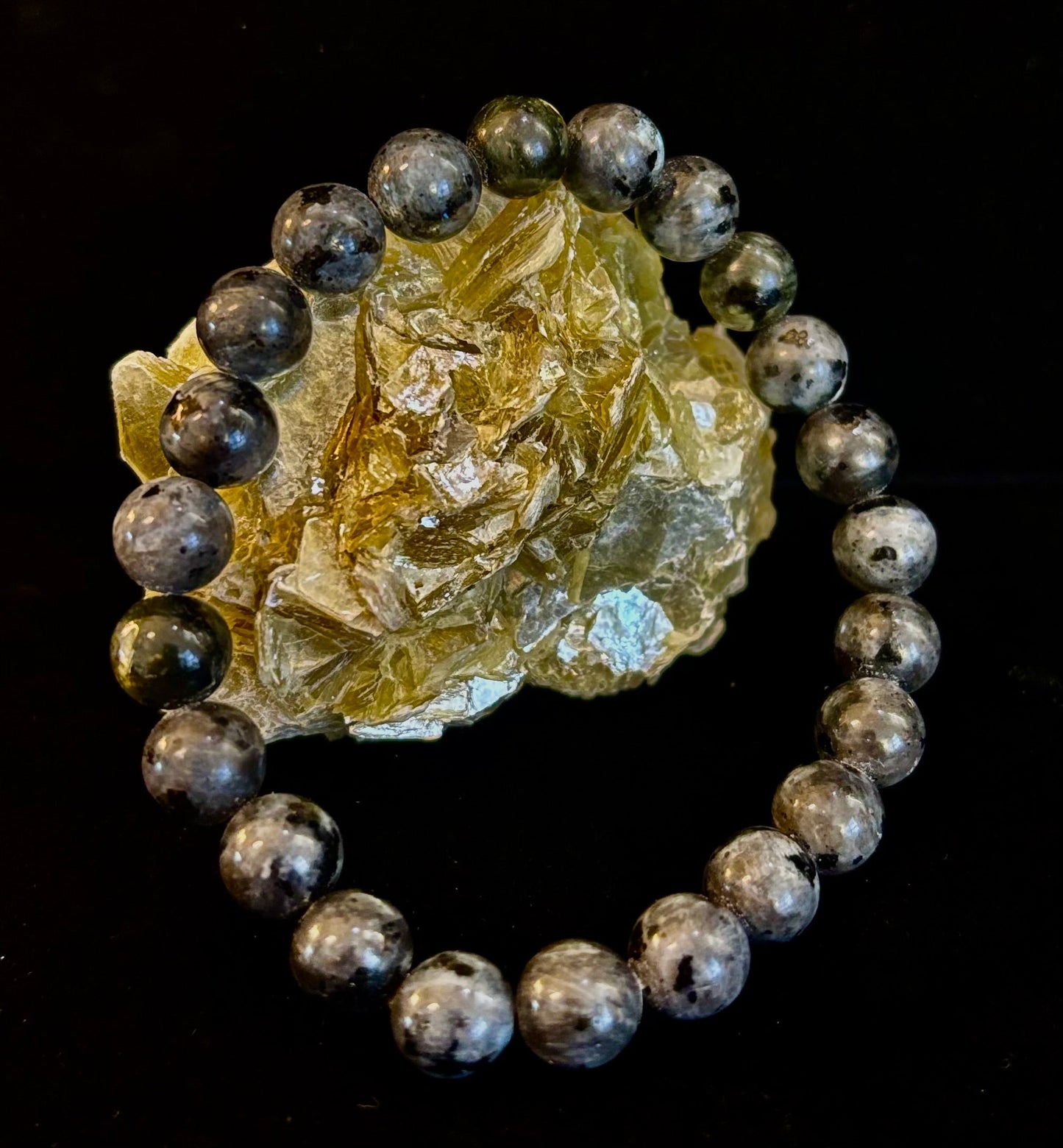 Pulsera de Larvikita de 8 mm Infundida con Reiki para Protección y Manifestación (Muñecas Medianas-Grandes)