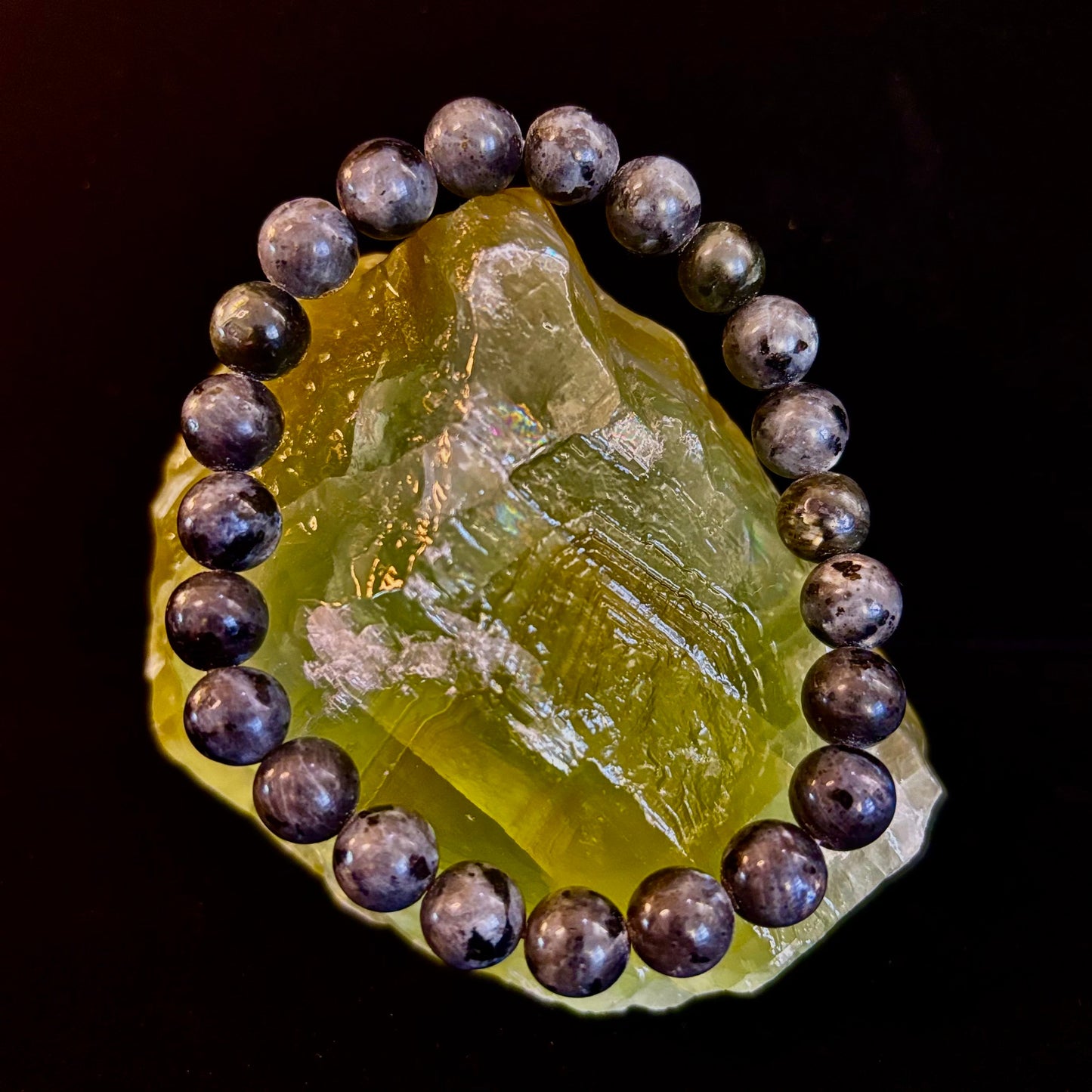 Pulsera de Larvikita de 8 mm Infundida con Reiki para Protección y Manifestación (Muñecas Medianas-Grandes)