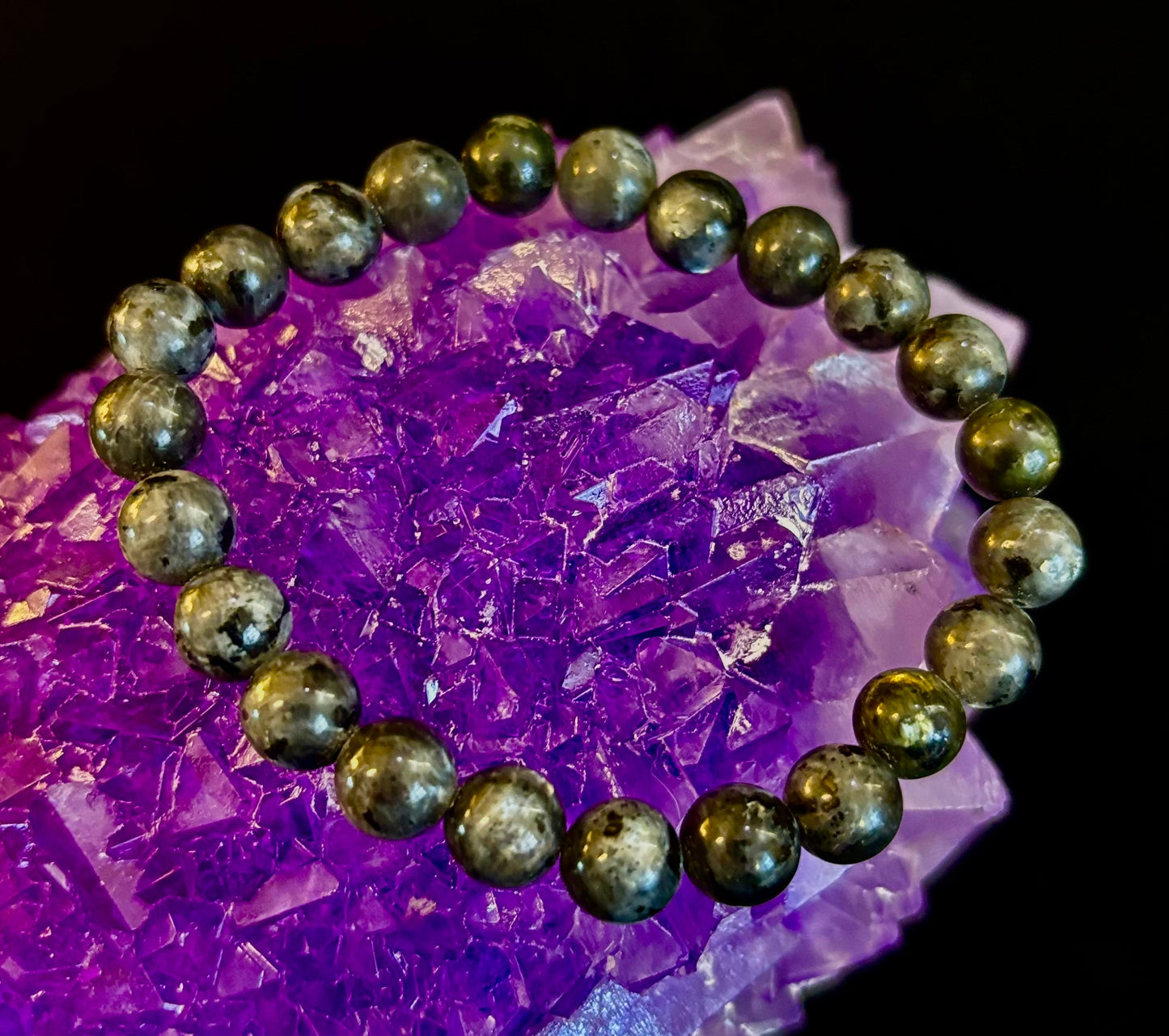 Pulsera de Larvikita de 8 mm Infundida con Reiki para Protección y Manifestación (Muñecas Medianas-Grandes)