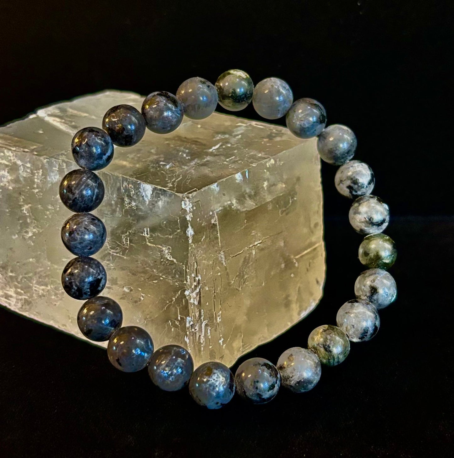 Pulsera de Larvikita de 8 mm Infundida con Reiki para Protección y Manifestación (Muñecas Medianas-Grandes)