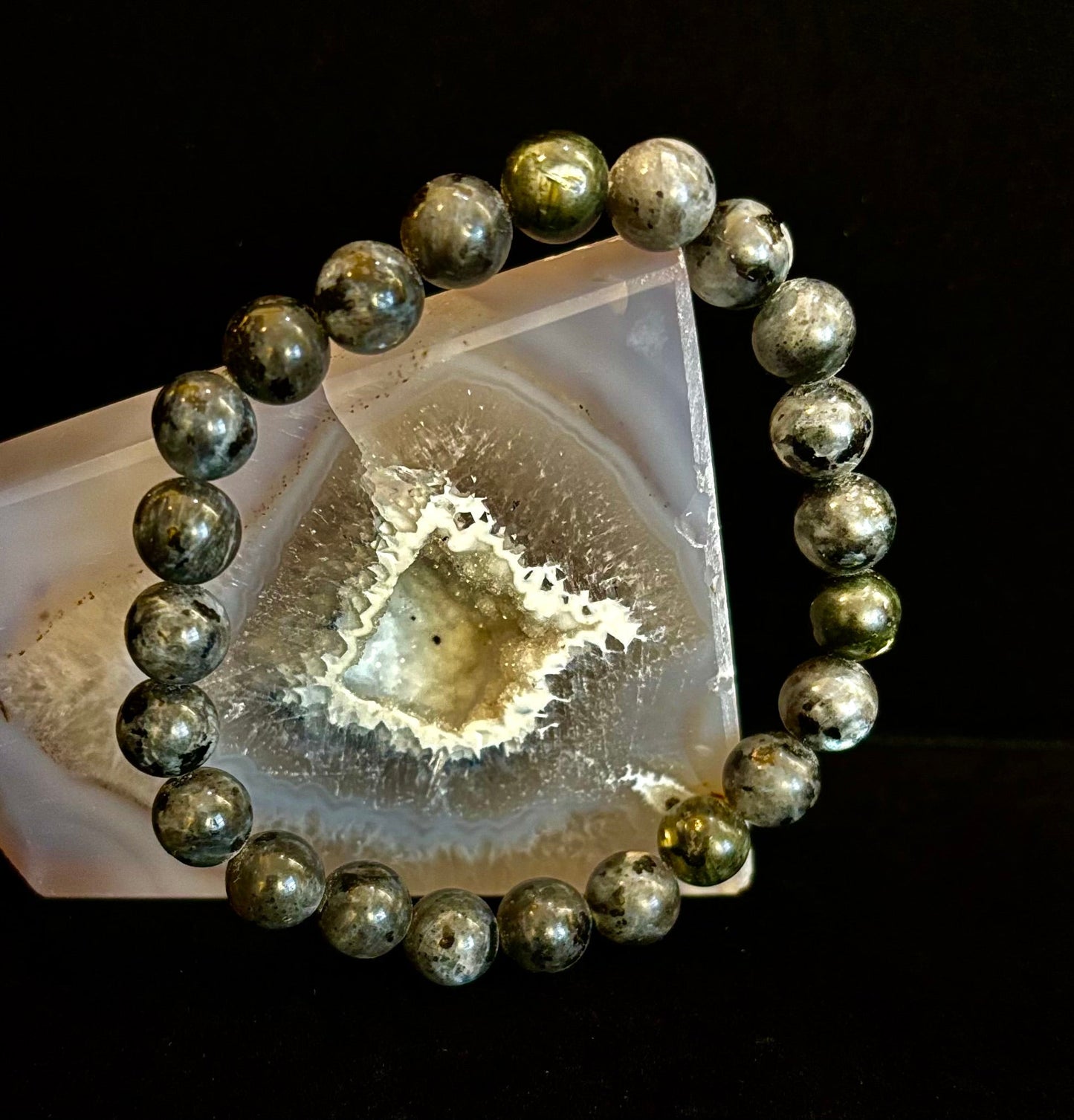 Pulsera de Larvikita de 8 mm Infundida con Reiki para Protección y Manifestación (Muñecas Medianas-Grandes)