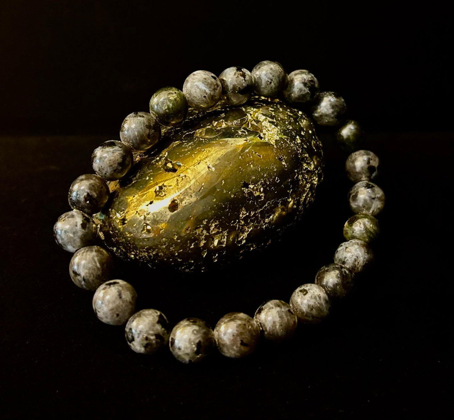 Pulsera de Larvikita de 8 mm Infundida con Reiki para Protección y Manifestación (Muñecas Medianas-Grandes)