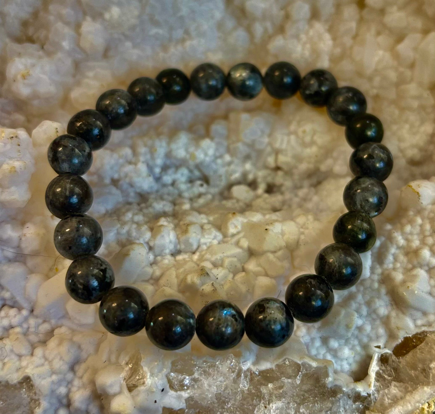 Pulsera de Larvikita de 8 mm Infundida con Reiki para Protección y Manifestación (Muñecas Medianas-Grandes)