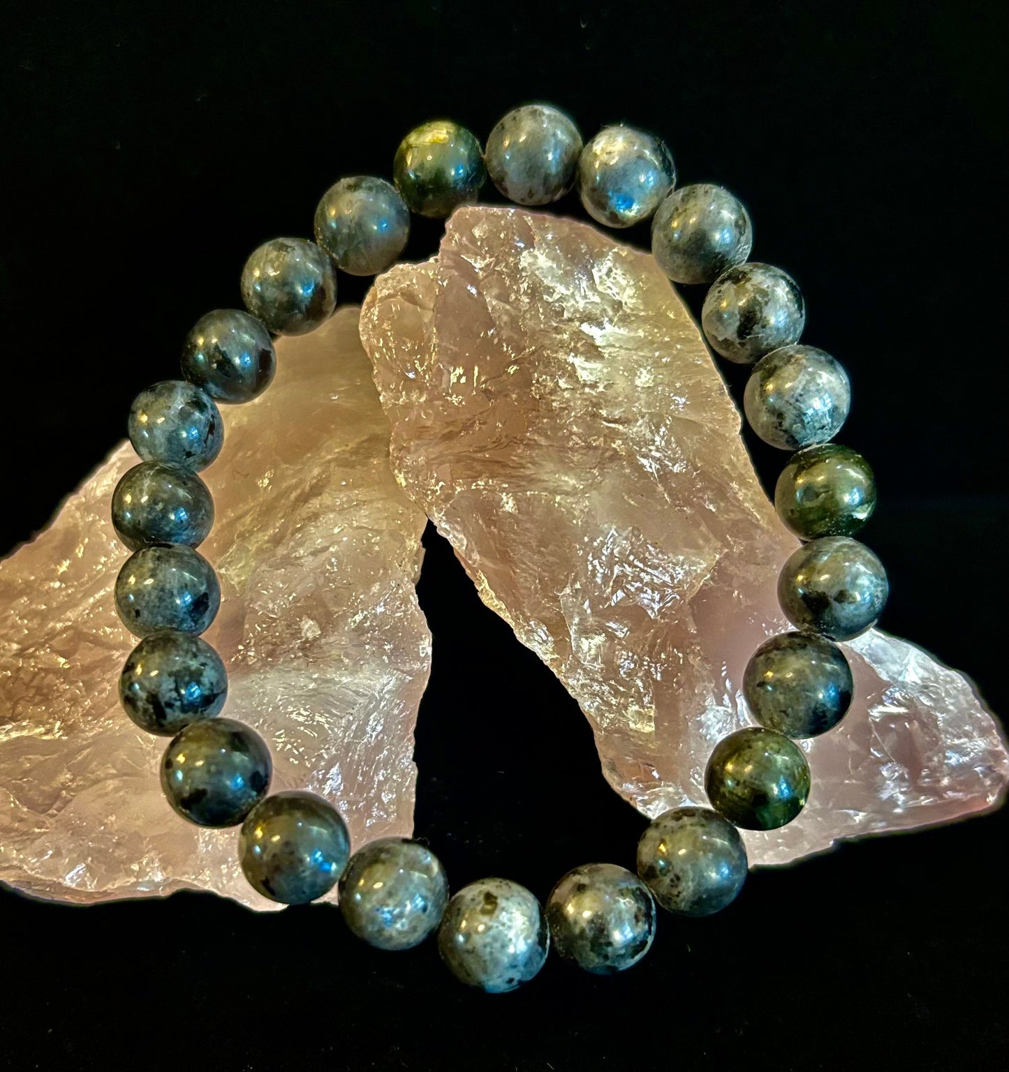 Pulsera de Larvikita de 8 mm Infundida con Reiki para Protección y Manifestación (Muñecas Medianas-Grandes)