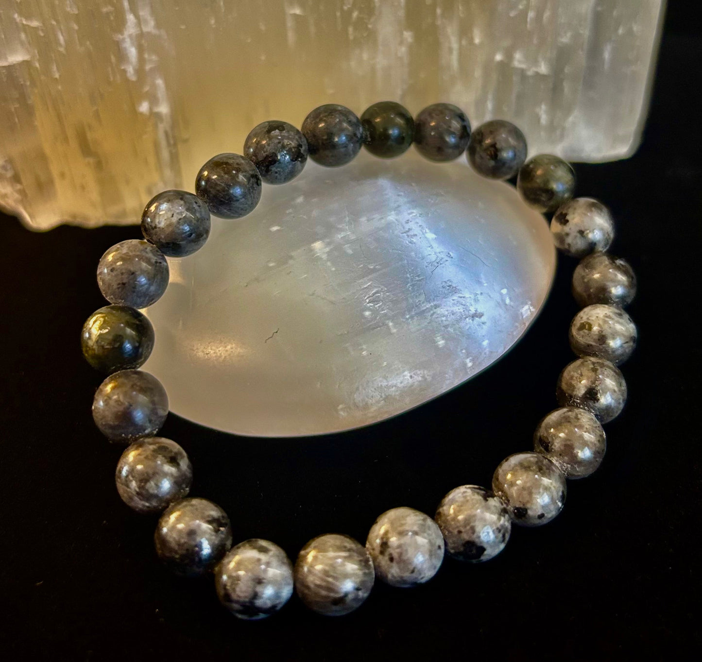 Pulsera de Larvikita de 8 mm Infundida con Reiki para Protección y Manifestación (Muñecas Medianas-Grandes)