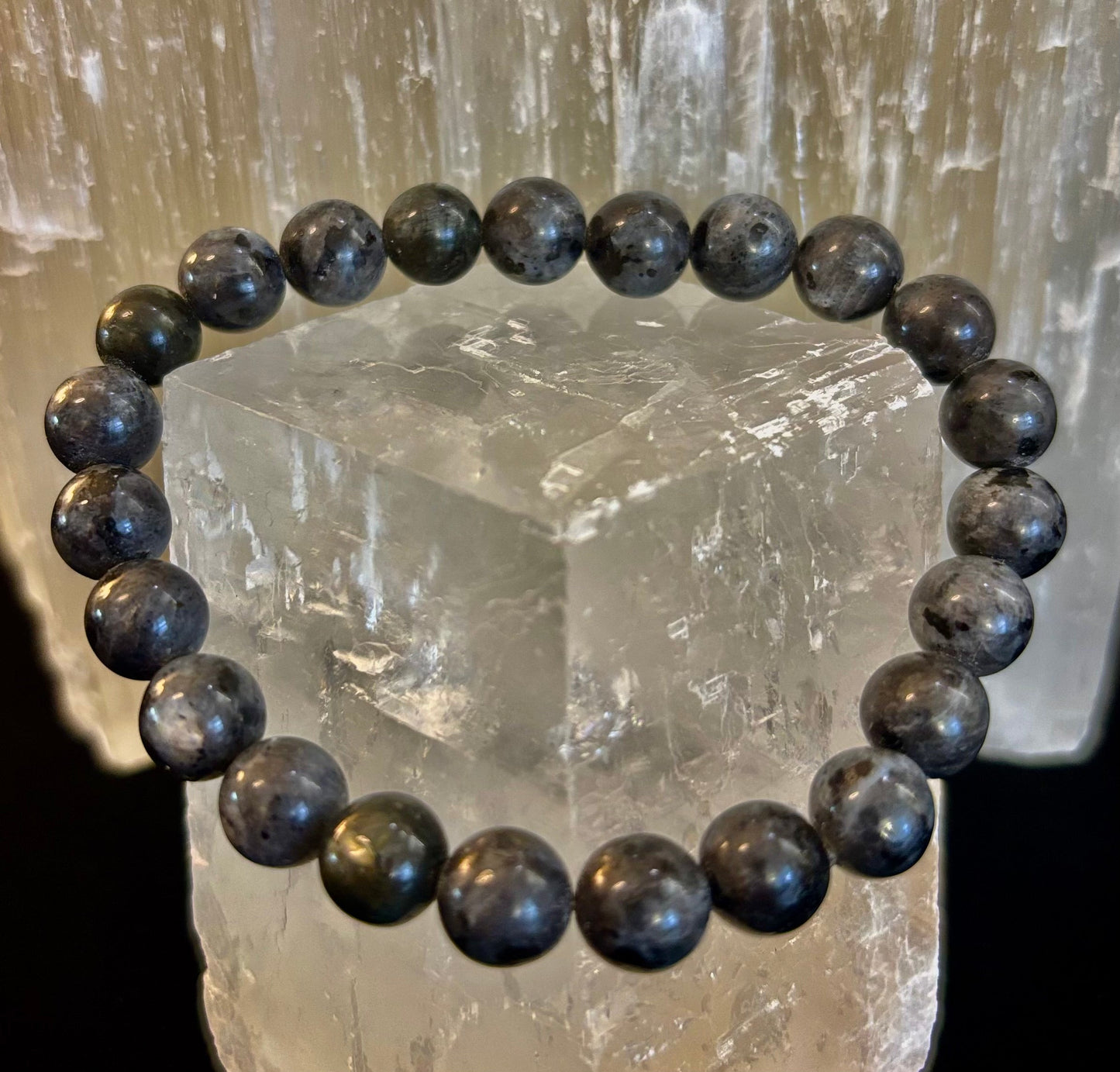 Pulsera de Larvikita de 8 mm Infundida con Reiki para Protección y Manifestación (Muñecas Medianas-Grandes)