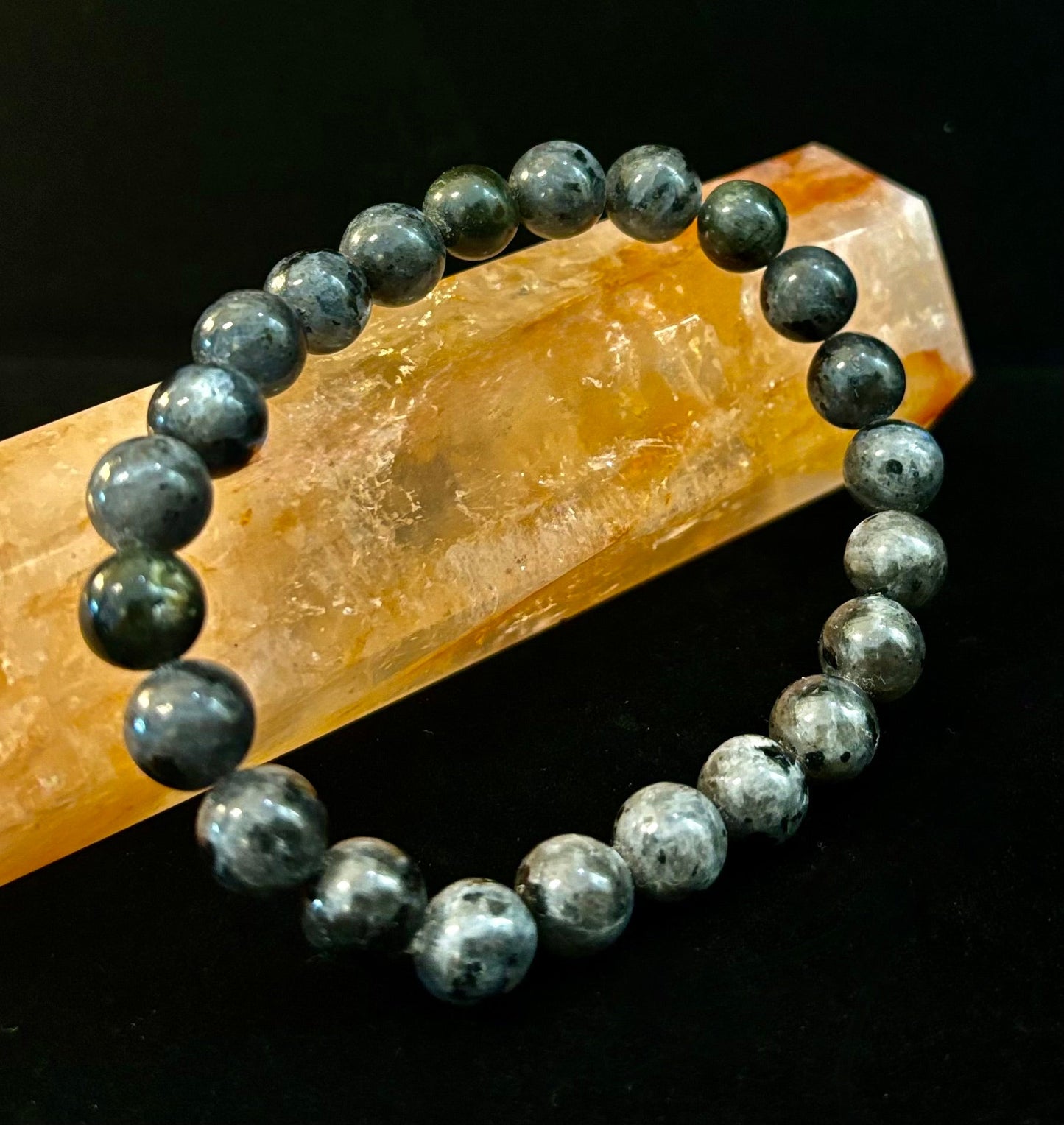 Pulsera de Larvikita de 8 mm Infundida con Reiki para Protección y Manifestación (Muñecas Medianas-Grandes)