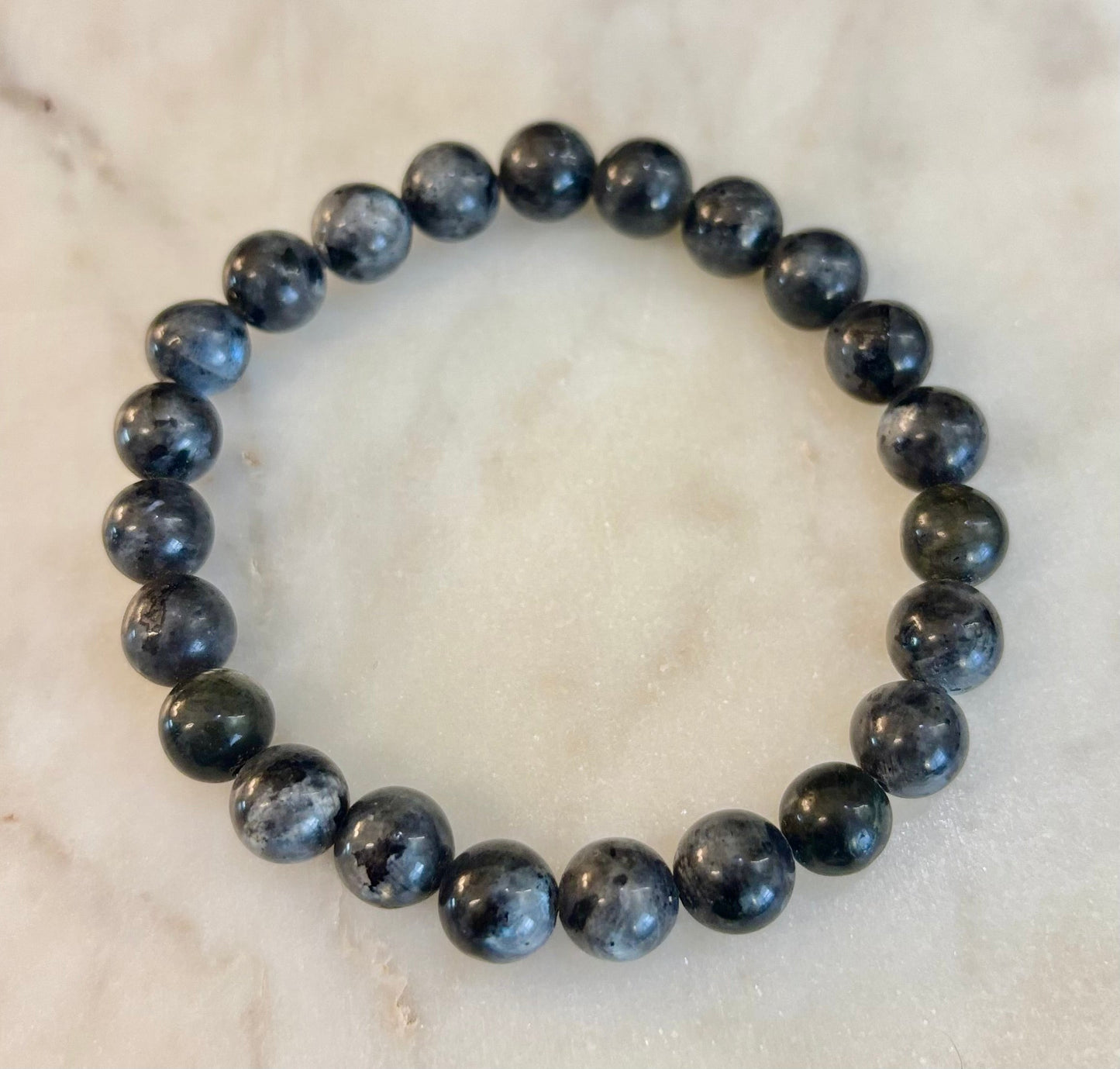 Pulsera de Larvikita de 8 mm Infundida con Reiki para Protección y Manifestación (Muñecas Medianas-Grandes)