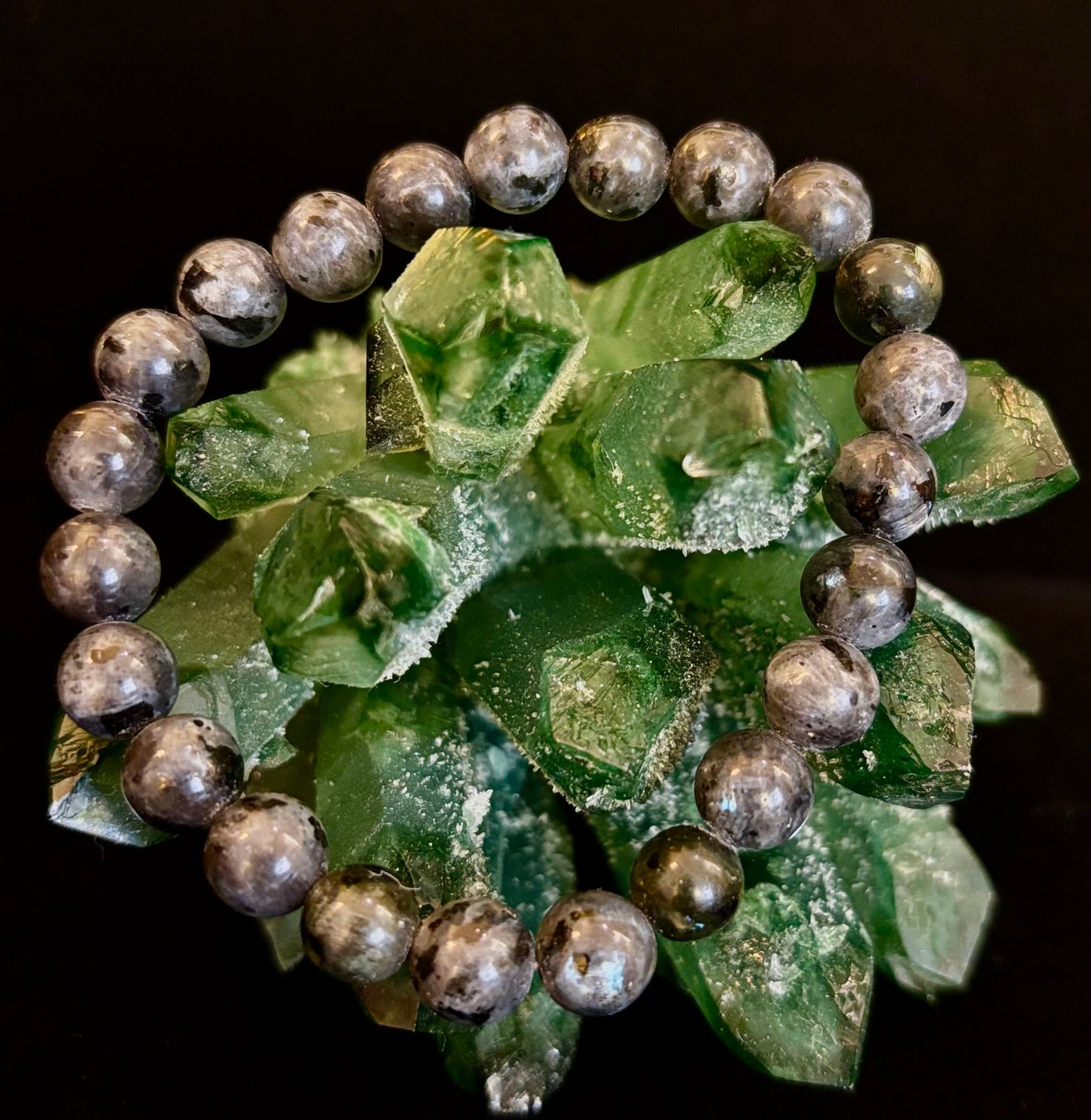 Pulsera de Larvikita de 8 mm Infundida con Reiki para Protección y Manifestación (Muñecas Medianas-Grandes)