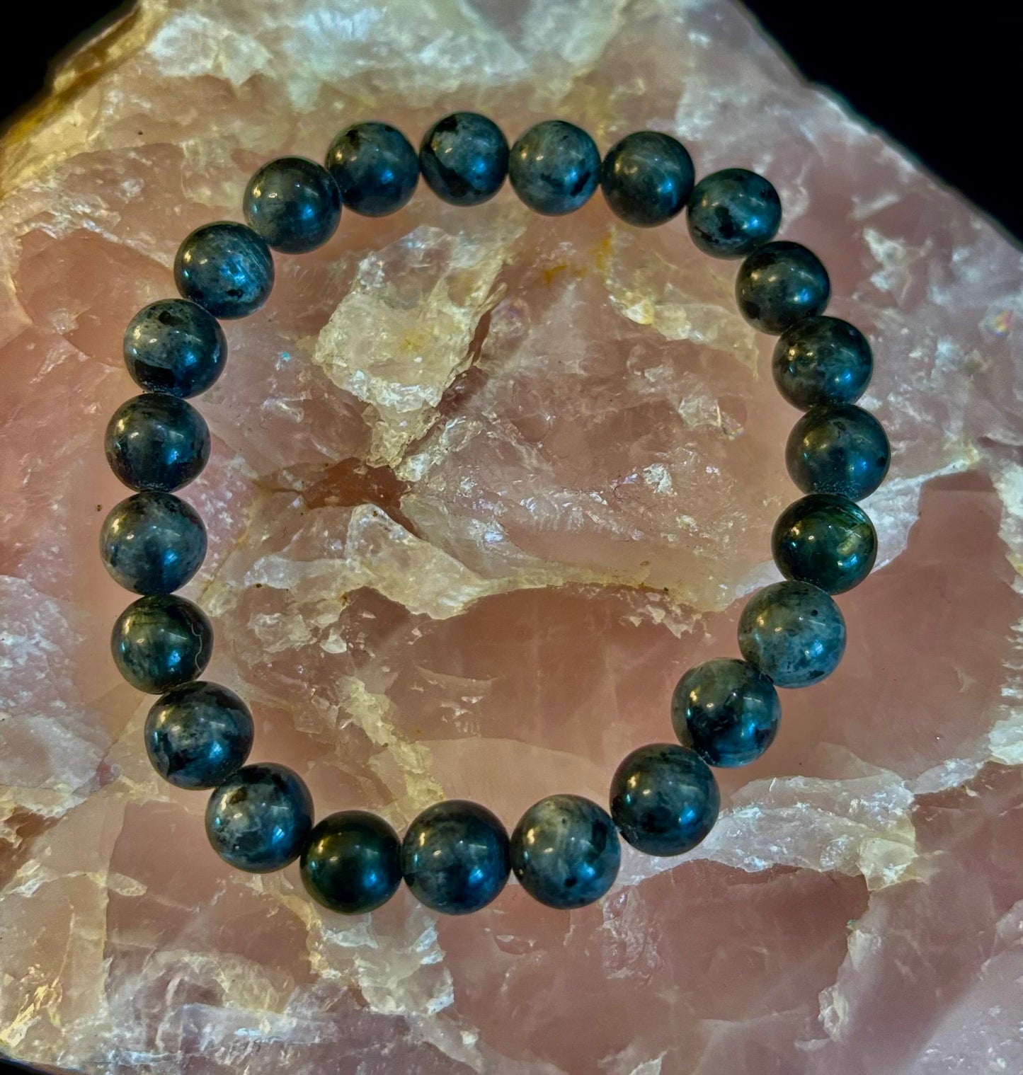 Pulsera de Larvikita de 8 mm Infundida con Reiki para Protección y Manifestación (Muñecas Medianas-Grandes)