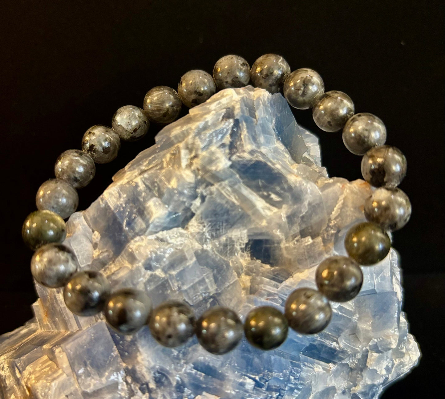 Pulsera de Larvikita de 8 mm Infundida con Reiki para Protección y Manifestación (Muñecas Medianas-Grandes)