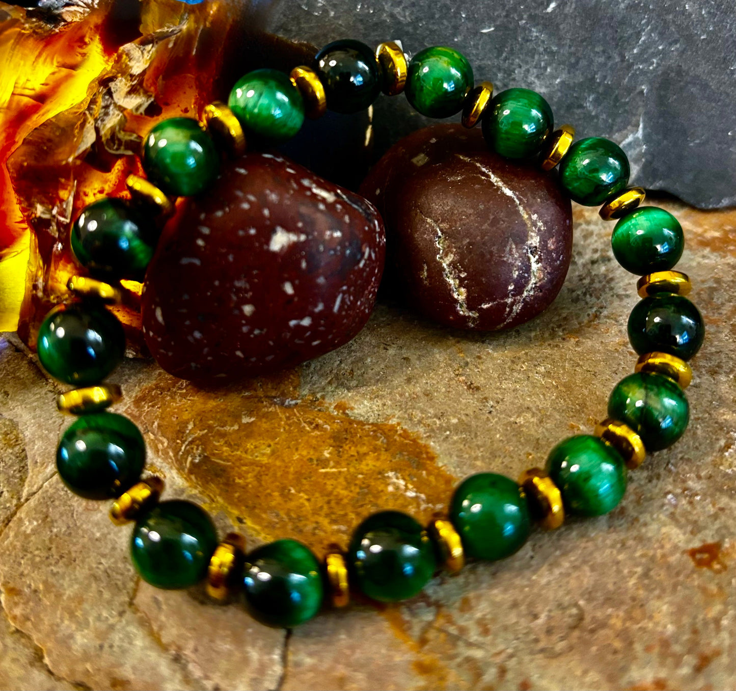 Pulsera de ojo de tigre verde para la riqueza y la confianza – Cuentas de 8 mm con detalles dorados (muñecas medianas)