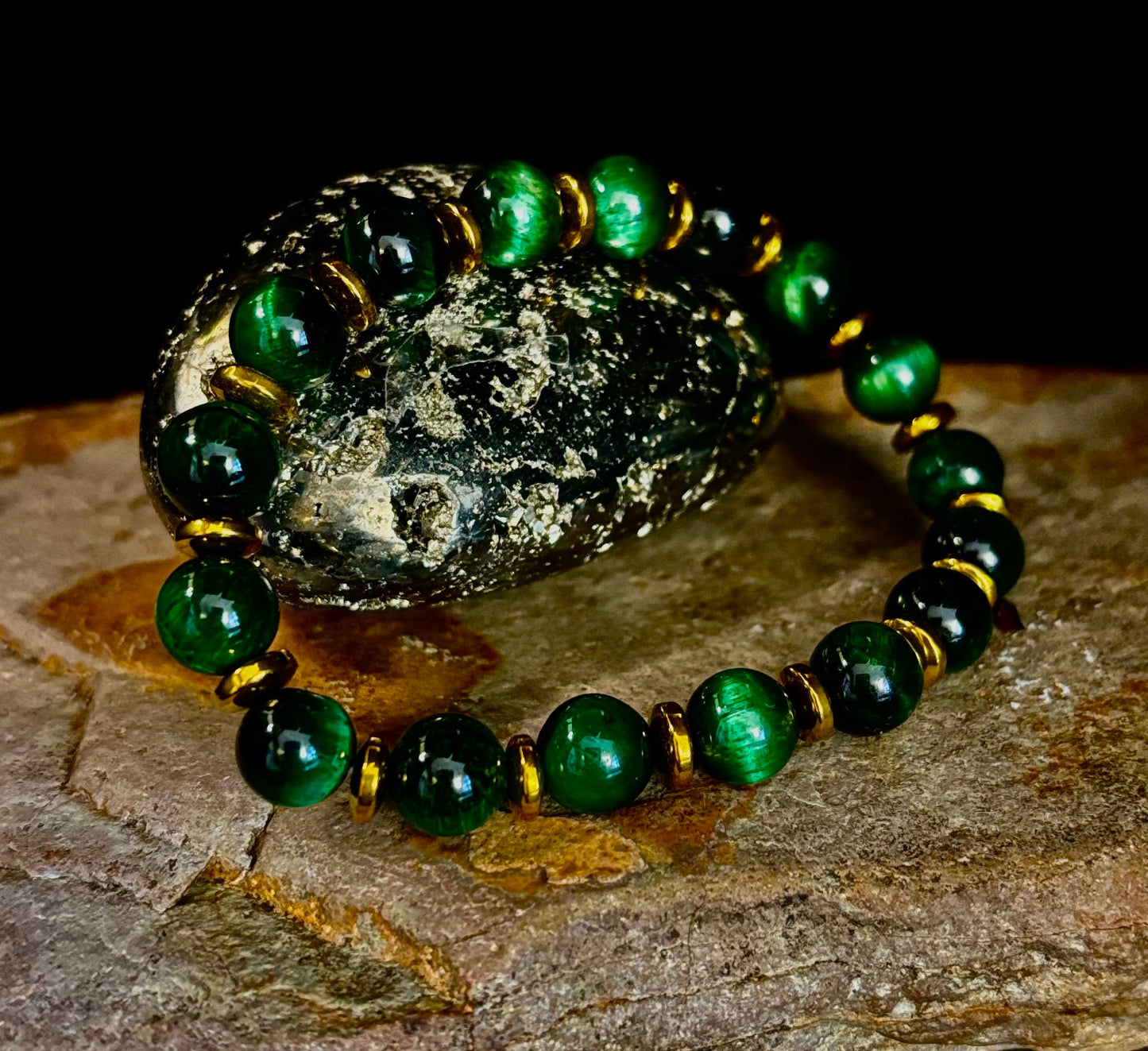 Pulsera de ojo de tigre verde para la riqueza y la confianza – Cuentas de 8 mm con detalles dorados (muñecas medianas)