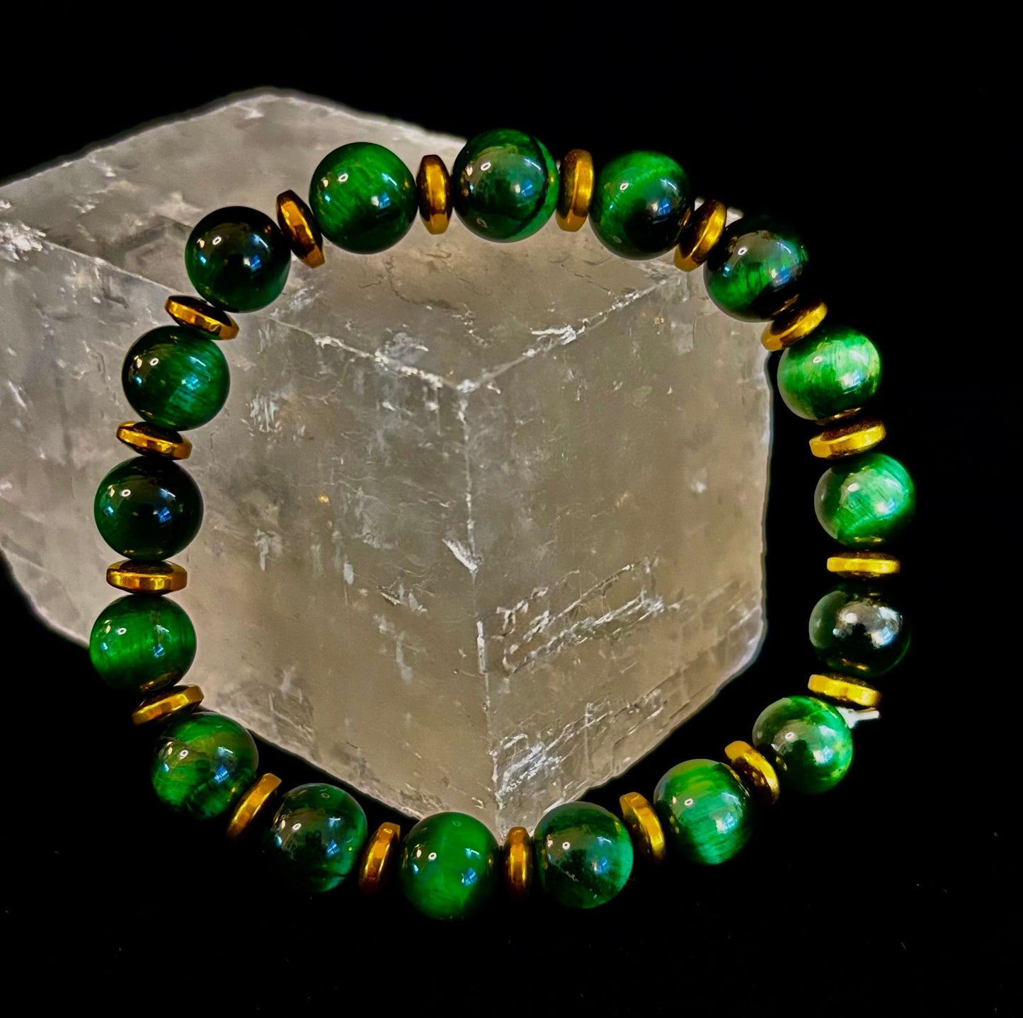 Pulsera de ojo de tigre verde para la riqueza y la confianza – Cuentas de 8 mm con detalles dorados (muñecas medianas)
