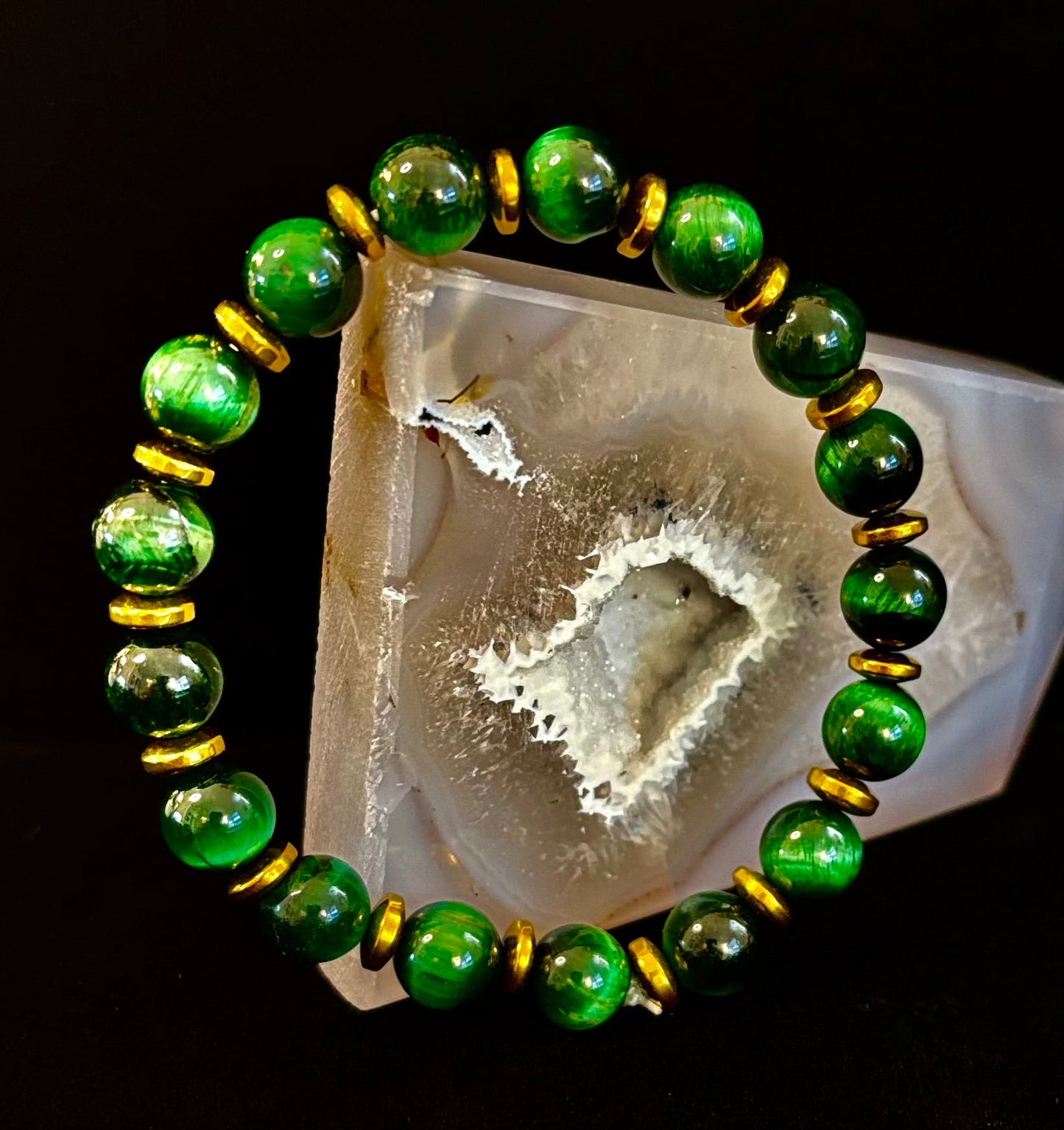 Pulsera de ojo de tigre verde para la riqueza y la confianza – Cuentas de 8 mm con detalles dorados (muñecas medianas)