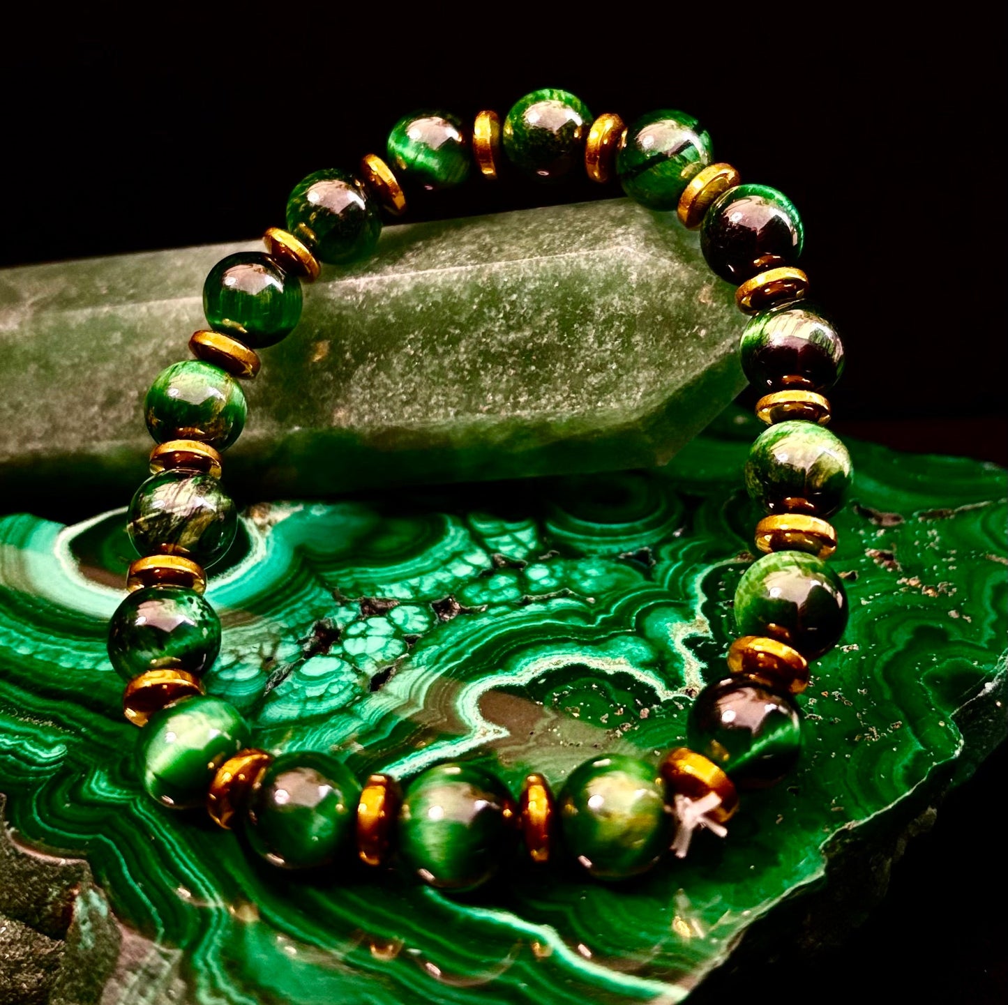 Pulsera de ojo de tigre verde para la riqueza y la confianza – Cuentas de 8 mm con detalles dorados (muñecas medianas)