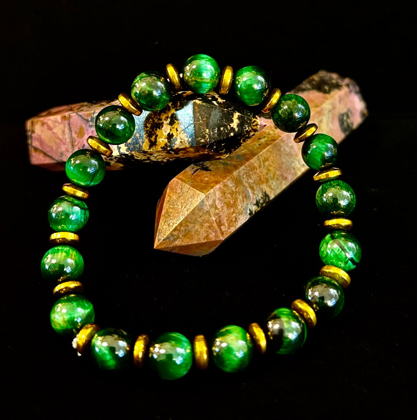 Pulsera de ojo de tigre verde para la riqueza y la confianza – Cuentas de 8 mm con detalles dorados (muñecas medianas)