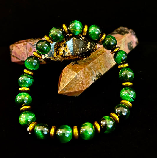 Pulsera de ojo de tigre verde para la riqueza y la confianza – Cuentas de 8 mm con detalles dorados (muñecas medianas)