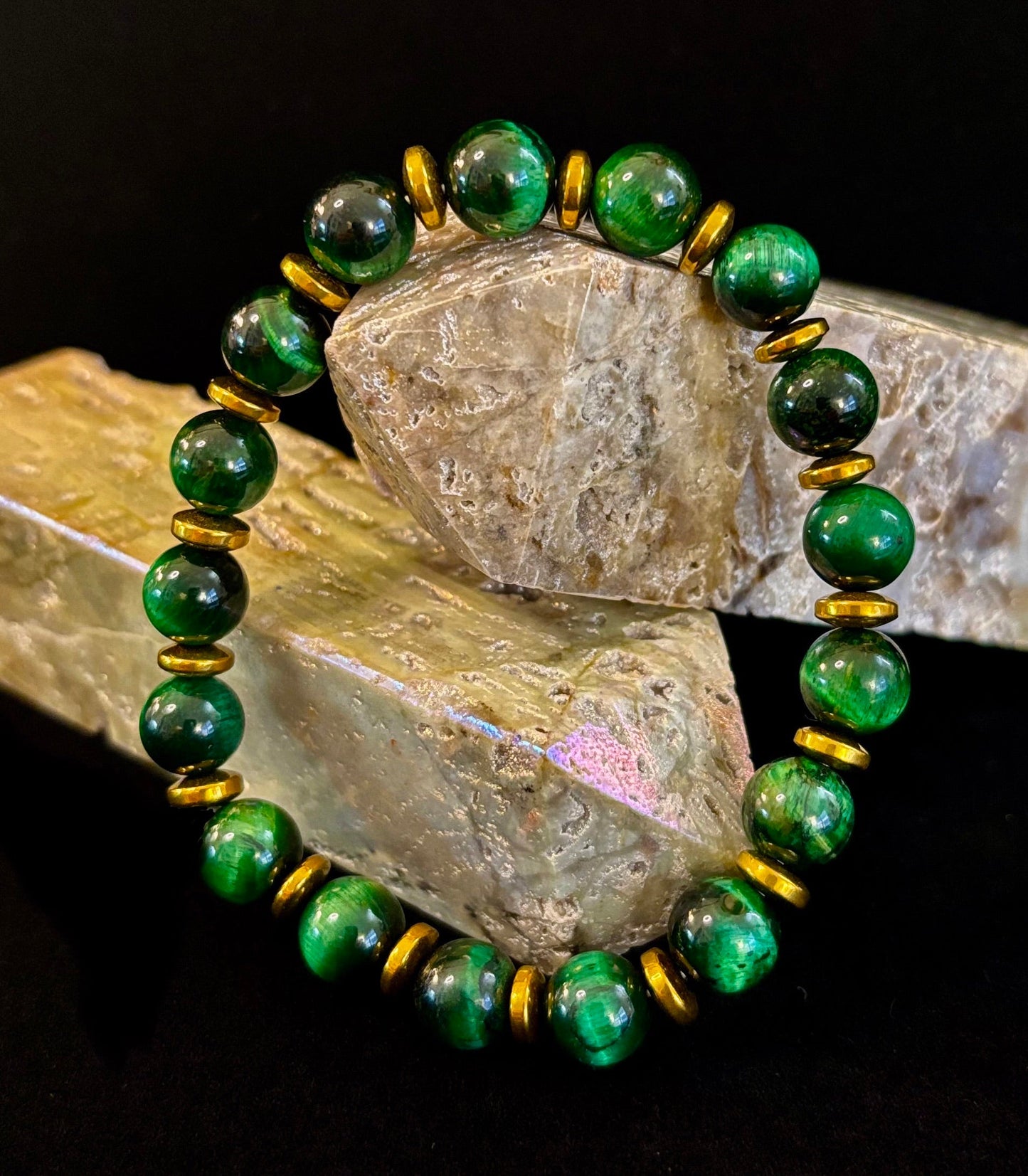 Pulsera de ojo de tigre verde para la riqueza y la confianza – Cuentas de 8 mm con detalles dorados (muñecas medianas)