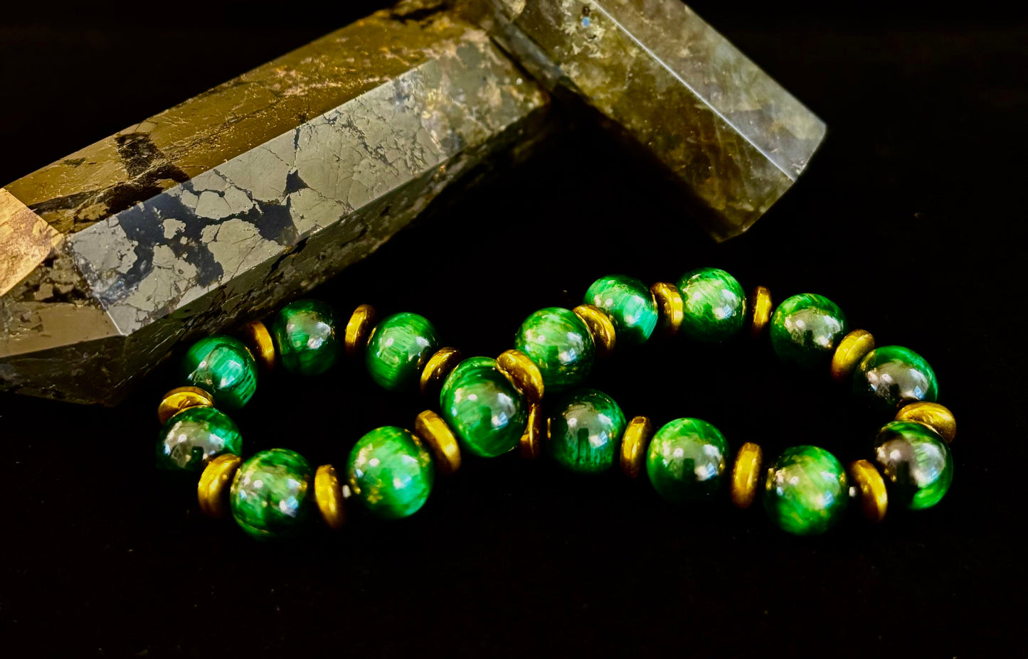 Pulsera de ojo de tigre verde para la riqueza y la confianza – Cuentas de 8 mm con detalles dorados (muñecas medianas)