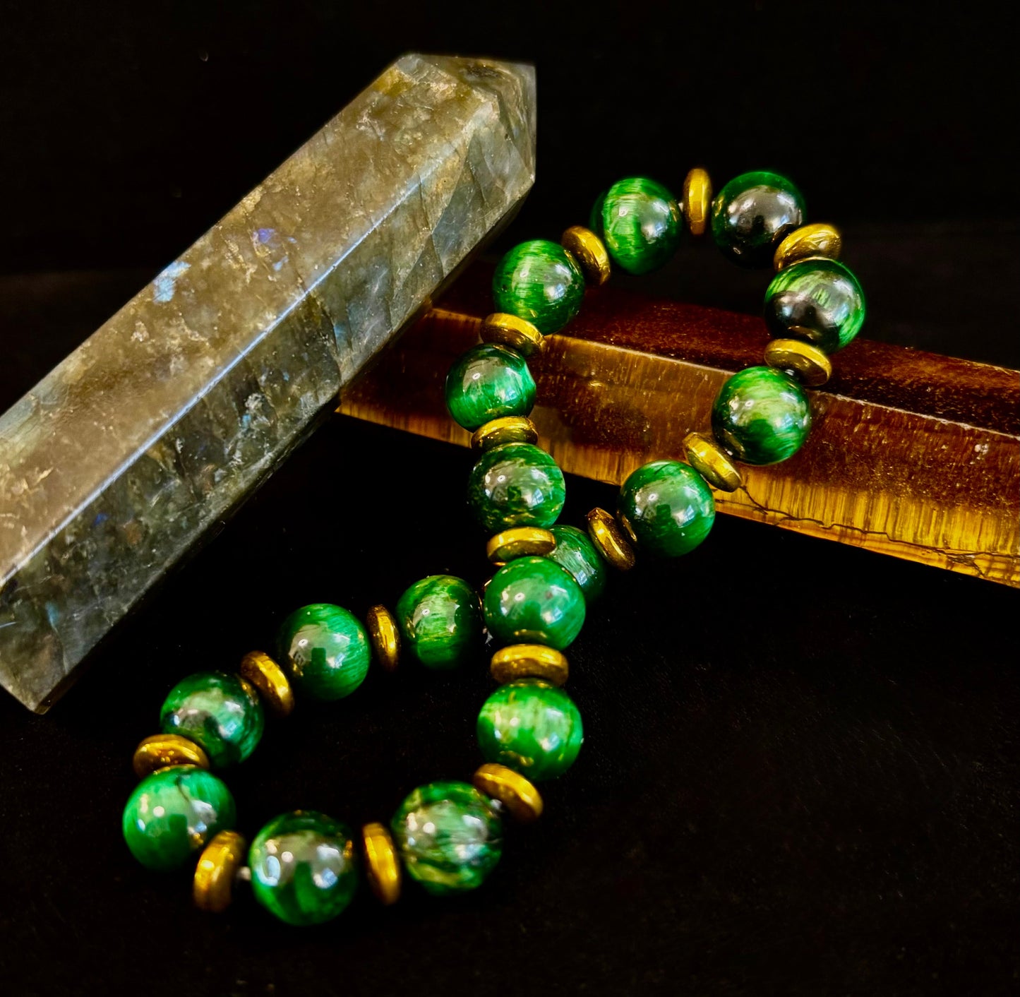 Pulsera de ojo de tigre verde para la riqueza y la confianza – Cuentas de 8 mm con detalles dorados (muñecas medianas)