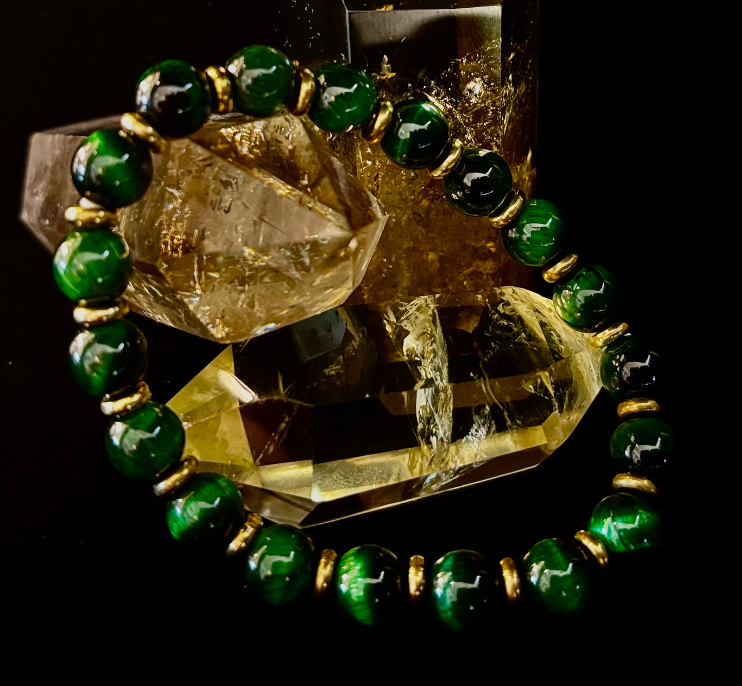 Pulsera de ojo de tigre verde para la riqueza y la confianza – Cuentas de 8 mm con detalles dorados (muñecas medianas)